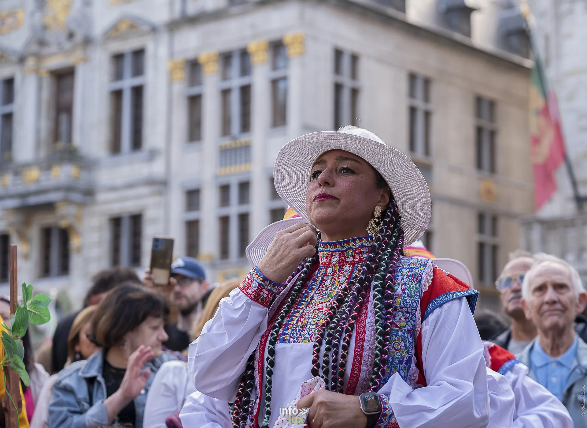 Folklorissimo 2026 sur la Grand-Place de Bruxelles : groupes folkloriques, géants, fanfares et danseurs en costume
