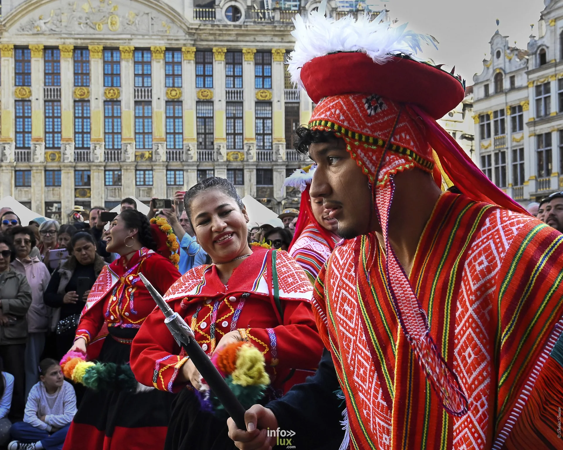 Folklorissimo 2026 sur la Grand-Place de Bruxelles : groupes folkloriques, géants, fanfares et danseurs en costume