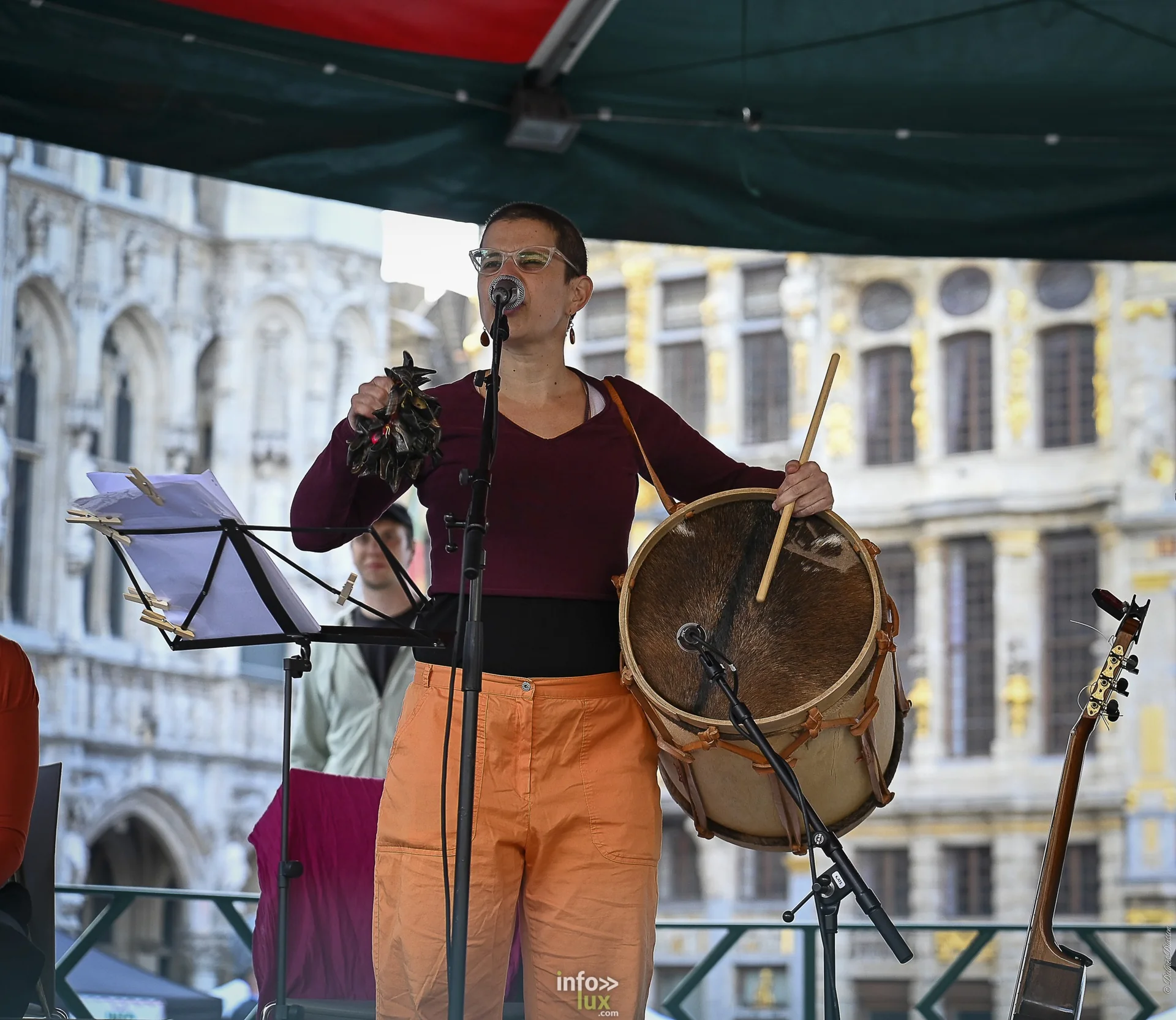 Folklorissimo 2026 sur la Grand-Place de Bruxelles : groupes folkloriques, géants, fanfares et danseurs en costume