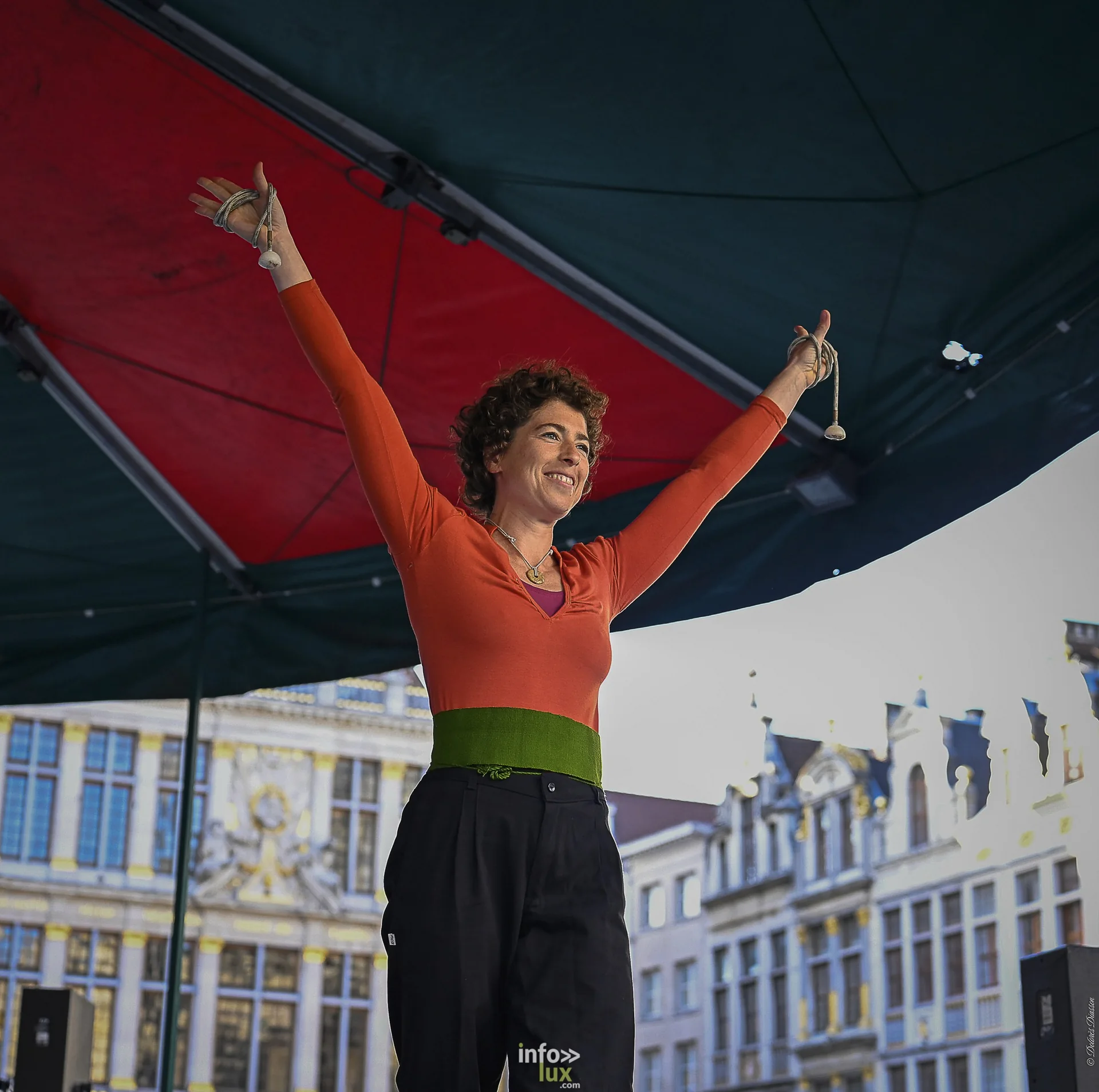 Folklorissimo 2026 sur la Grand-Place de Bruxelles : groupes folkloriques, géants, fanfares et danseurs en costume