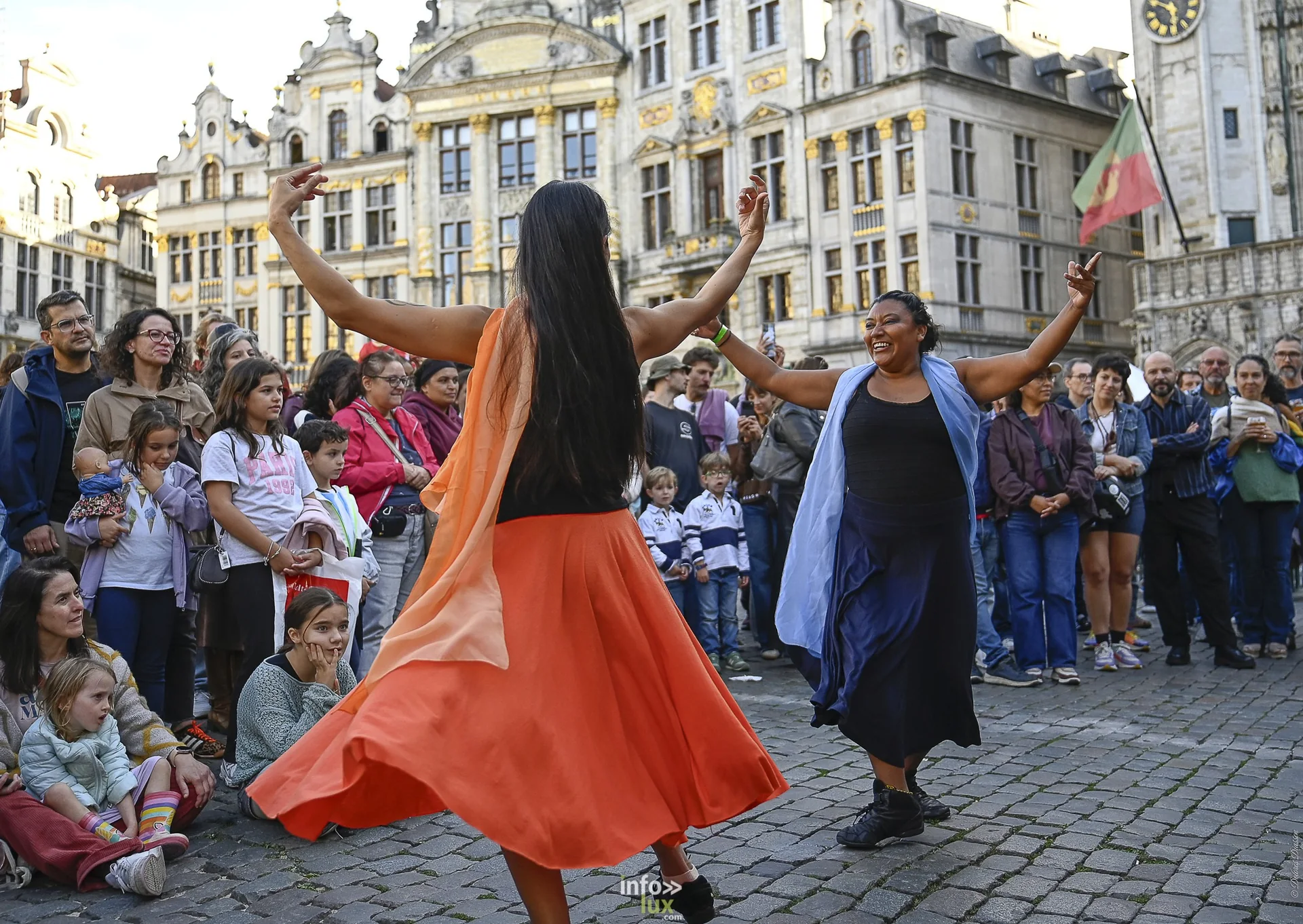 Folklorissimo 2026 sur la Grand-Place de Bruxelles : groupes folkloriques, géants, fanfares et danseurs en costume