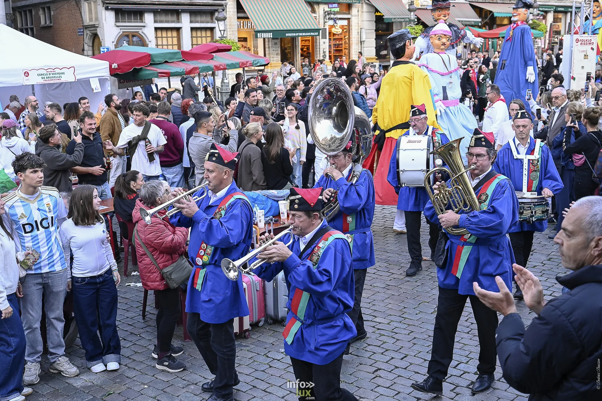 Folklorissimo 2026 sur la Grand-Place de Bruxelles : groupes folkloriques, géants, fanfares et danseurs en costume