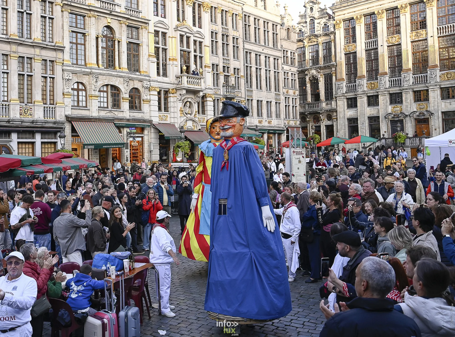 Folklorissimo 2026 sur la Grand-Place de Bruxelles : groupes folkloriques, géants, fanfares et danseurs en costume