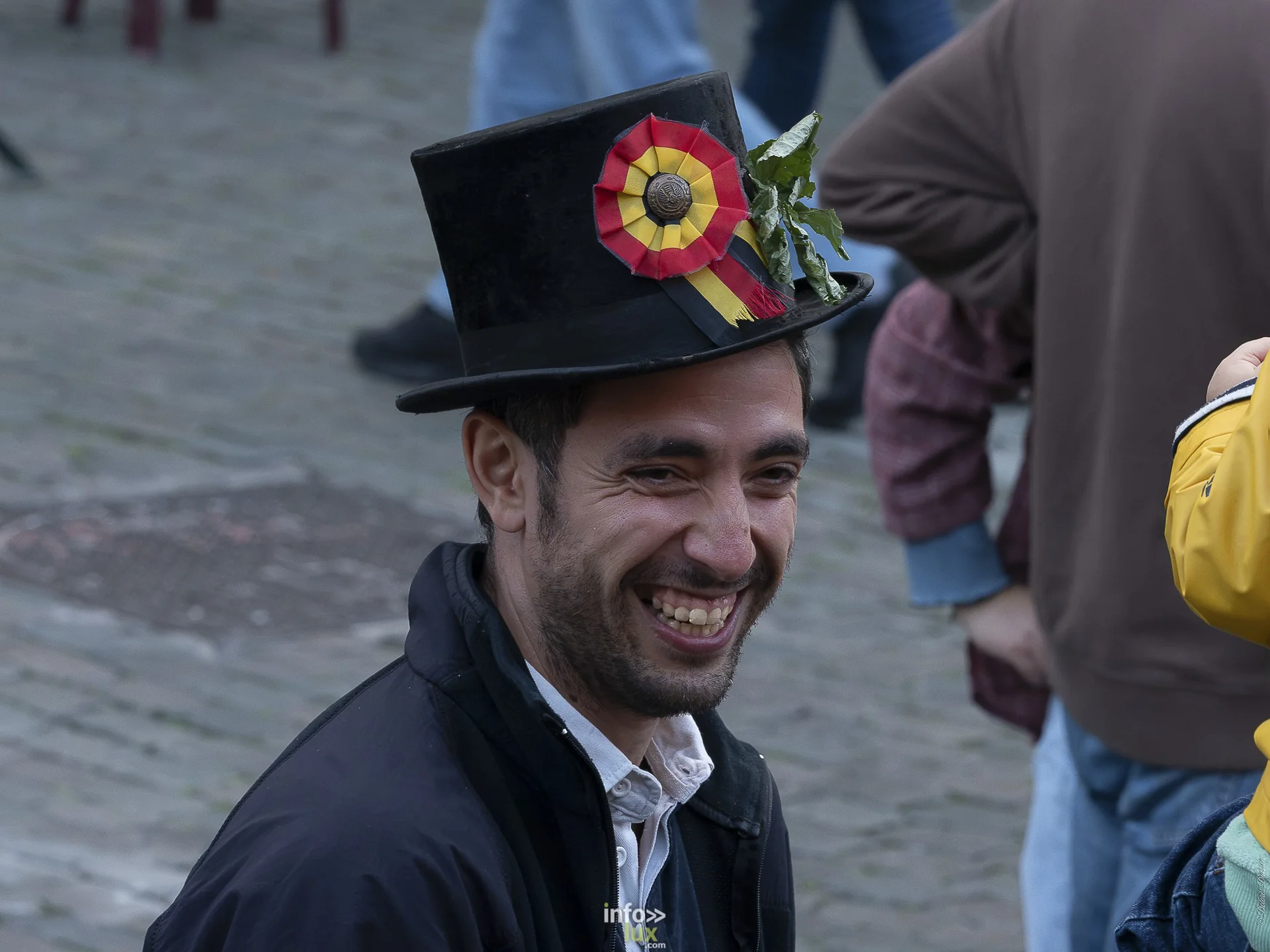 Folklorissimo 2026 sur la Grand-Place de Bruxelles : groupes folkloriques, géants, fanfares et danseurs en costume