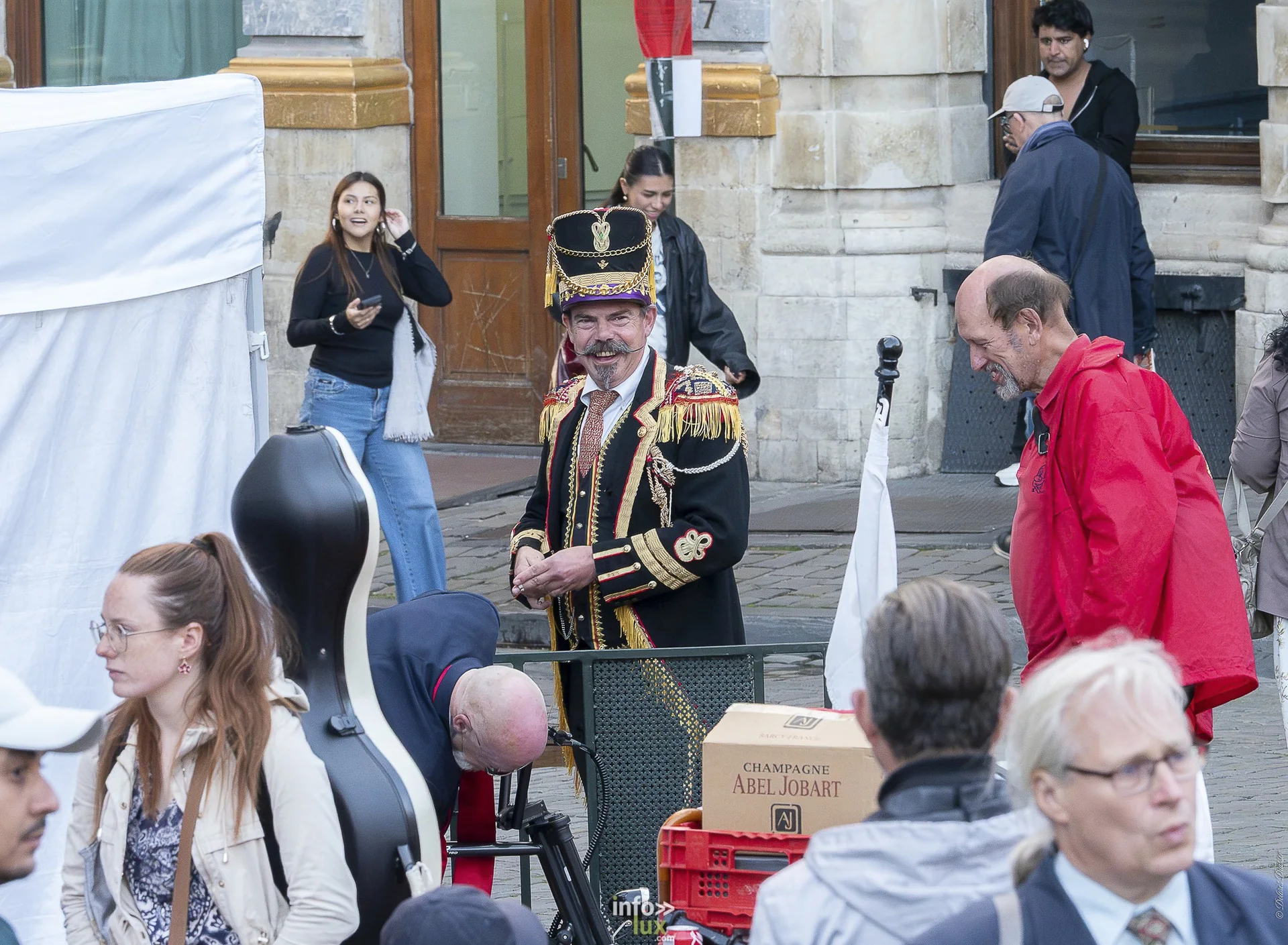 Folklorissimo 2026 sur la Grand-Place de Bruxelles : groupes folkloriques, géants, fanfares et danseurs en costume