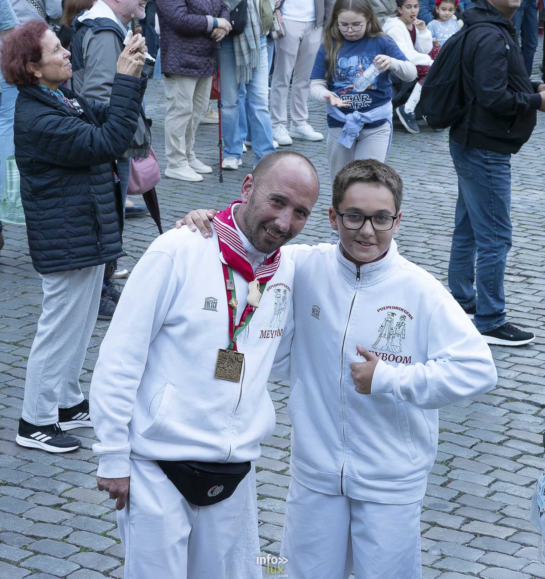 Folklorissimo 2026 sur la Grand-Place de Bruxelles : groupes folkloriques, géants, fanfares et danseurs en costume