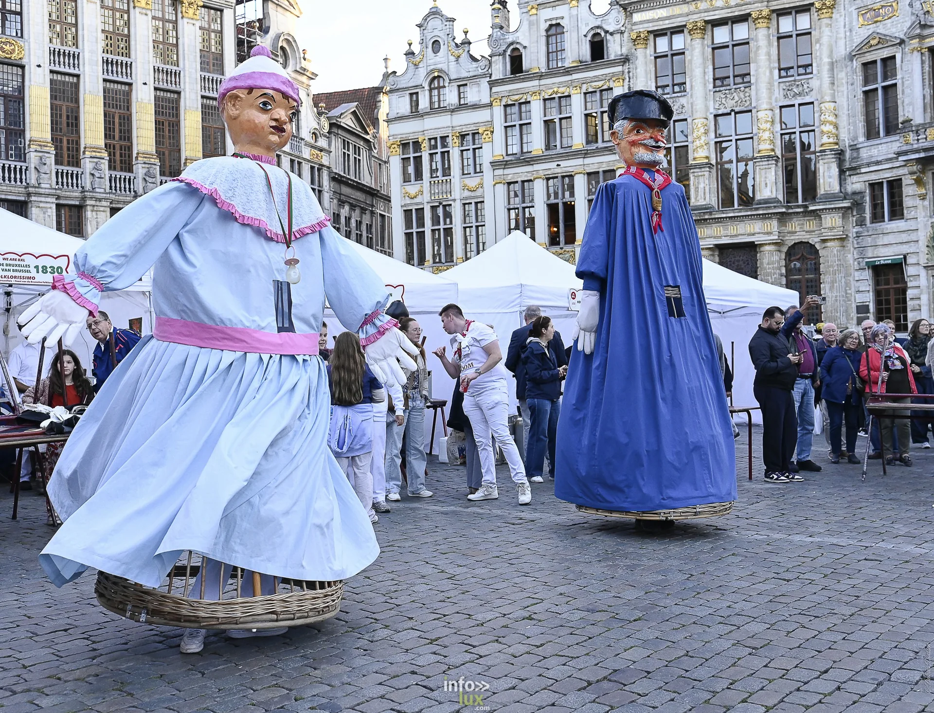 Folklorissimo 2026 sur la Grand-Place de Bruxelles : groupes folkloriques, géants, fanfares et danseurs en costume