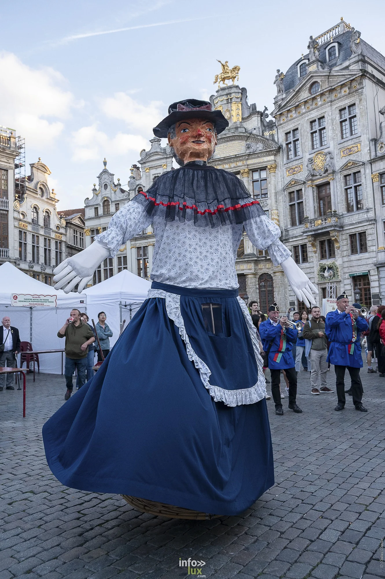 Folklorissimo 2026 sur la Grand-Place de Bruxelles : groupes folkloriques, géants, fanfares et danseurs en costume