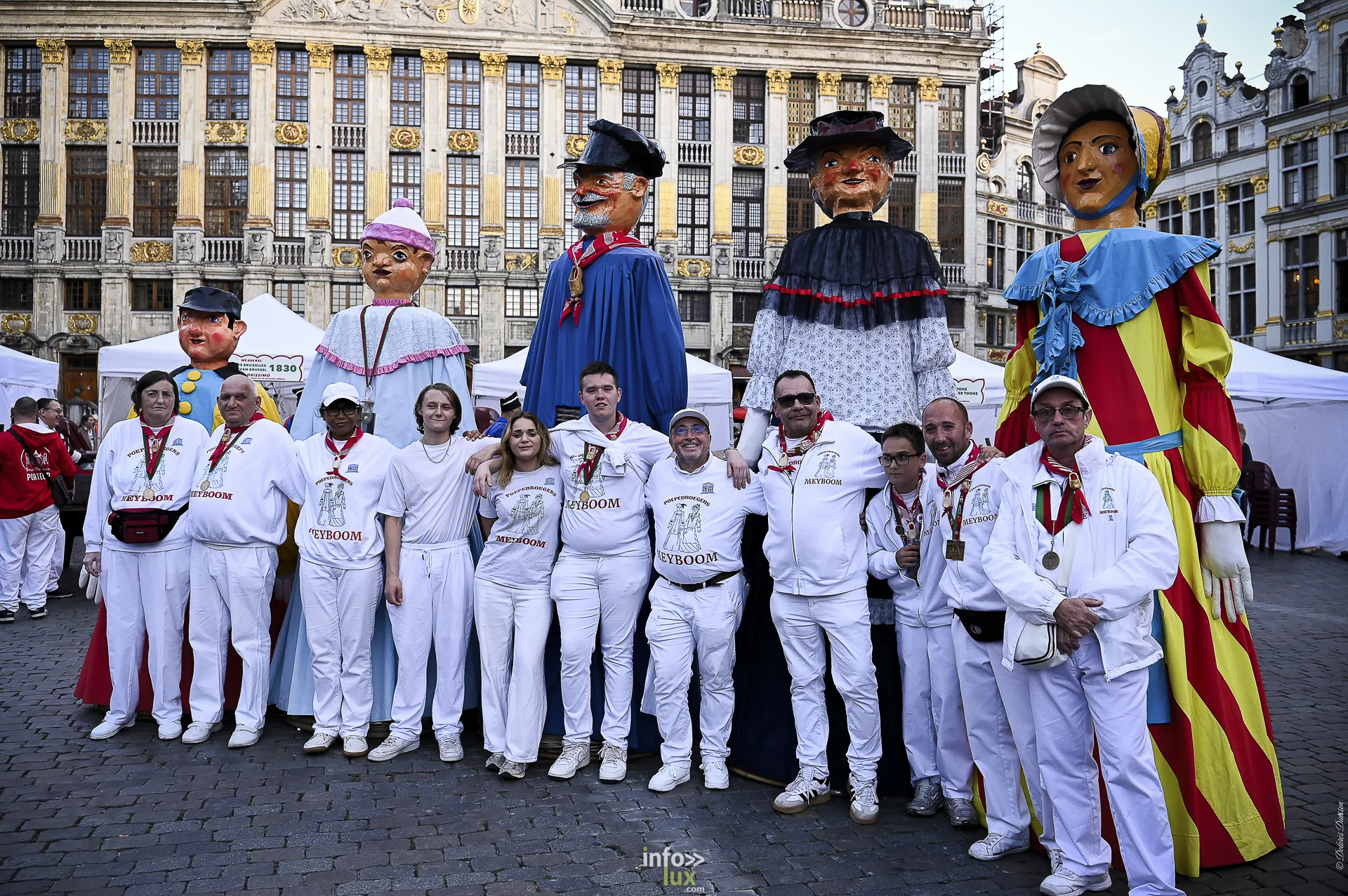 Folklorissimo 2026 sur la Grand-Place de Bruxelles : groupes folkloriques, géants, fanfares et danseurs en costume