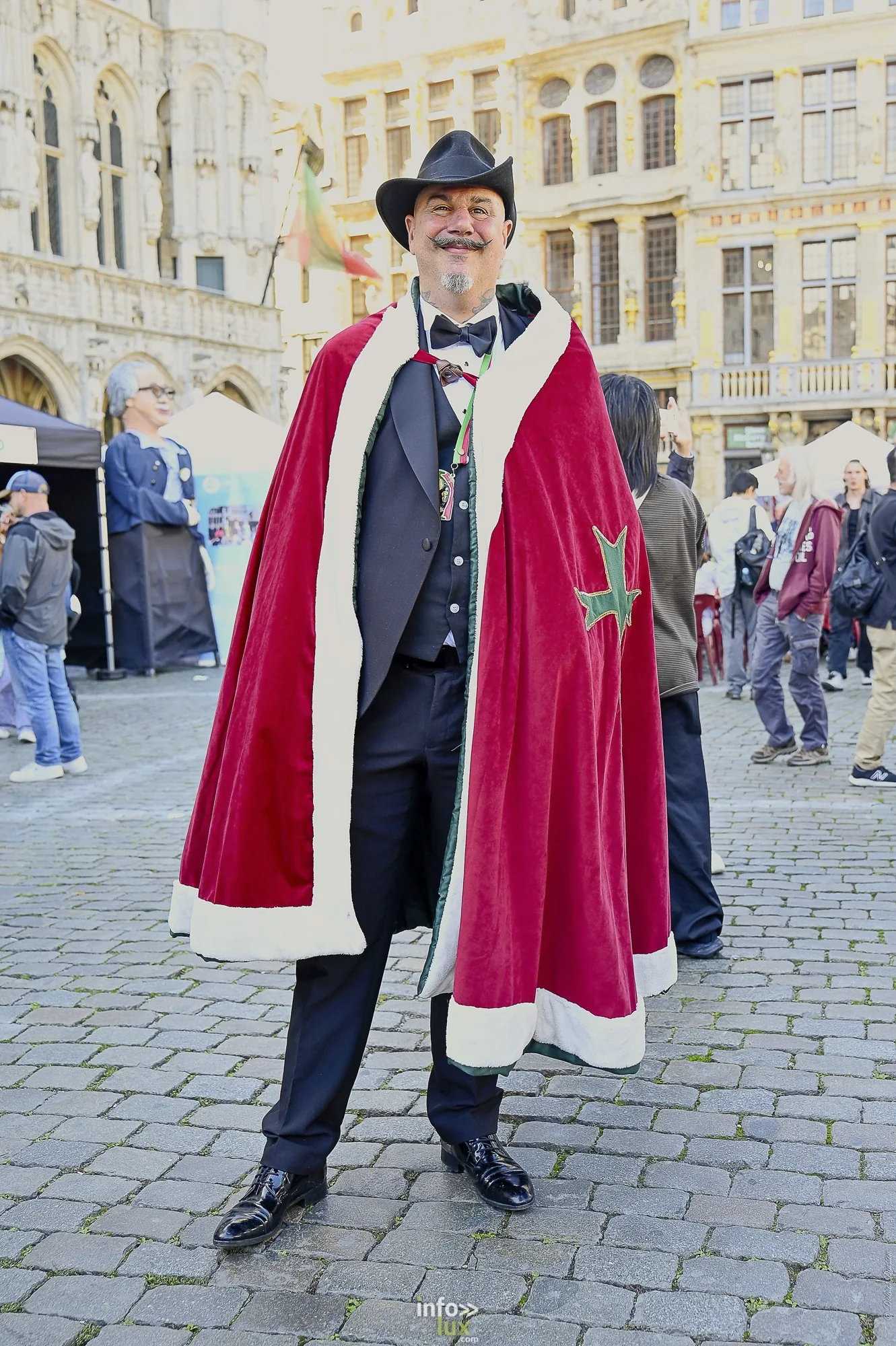 Folklorissimo 2026 sur la Grand-Place de Bruxelles : groupes folkloriques, géants, fanfares et danseurs en costume