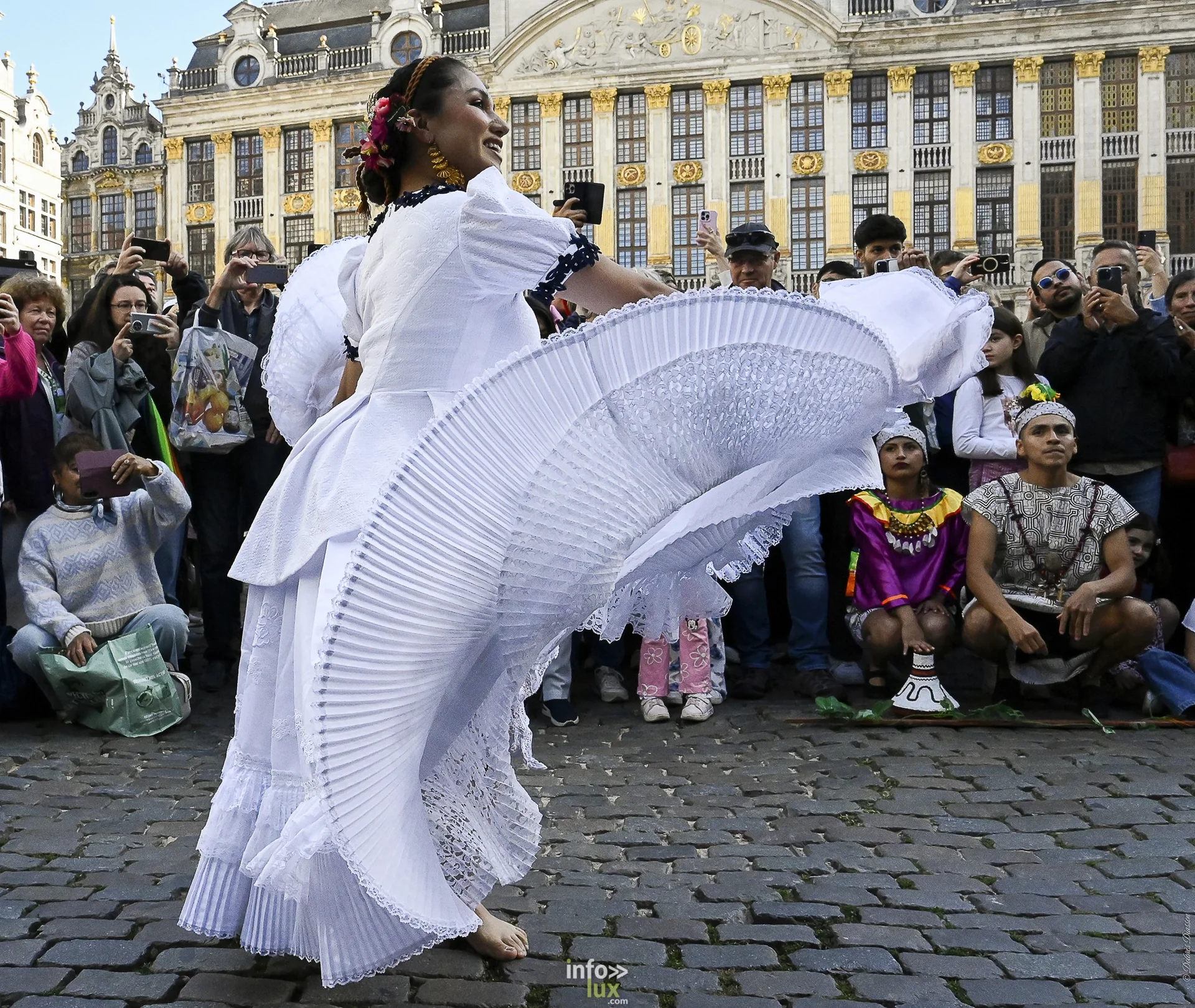 Folklorissimo 2026 sur la Grand-Place de Bruxelles : groupes folkloriques, géants, fanfares et danseurs en costume