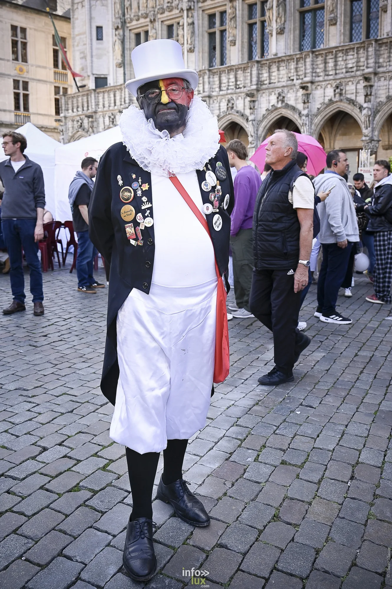 Folklorissimo 2026 sur la Grand-Place de Bruxelles : groupes folkloriques, géants, fanfares et danseurs en costume