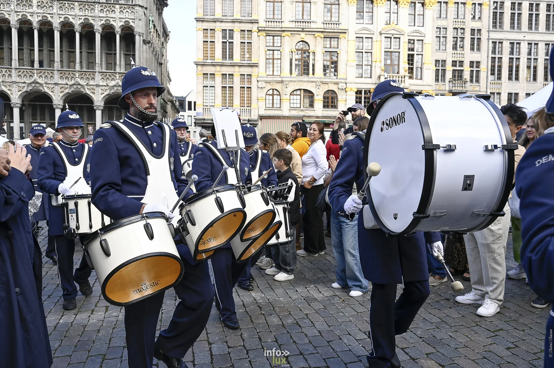 Folklorissimo 2026 sur la Grand-Place de Bruxelles : groupes folkloriques, géants, fanfares et danseurs en costume