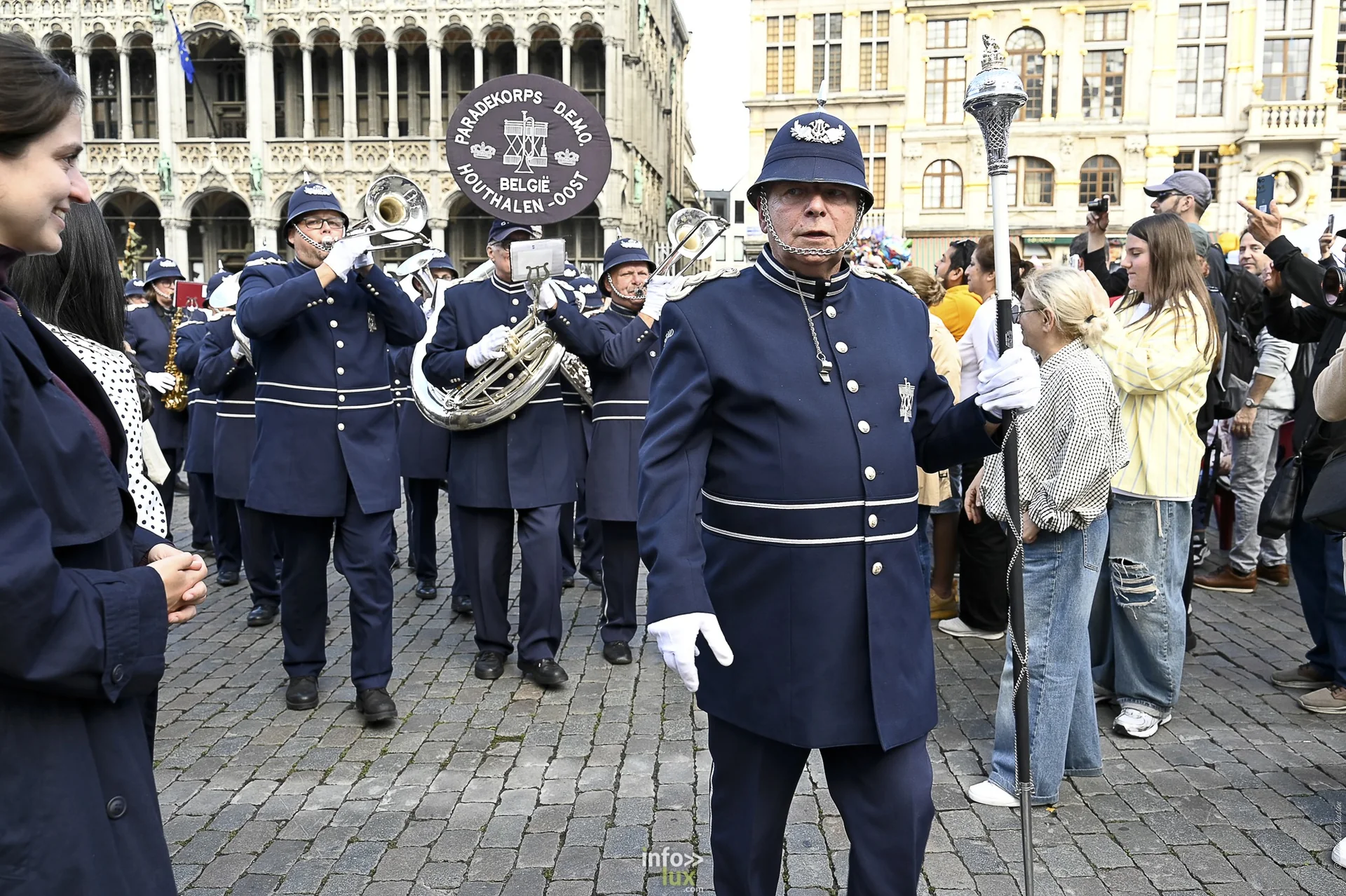 Folklorissimo 2026 sur la Grand-Place de Bruxelles : groupes folkloriques, géants, fanfares et danseurs en costume