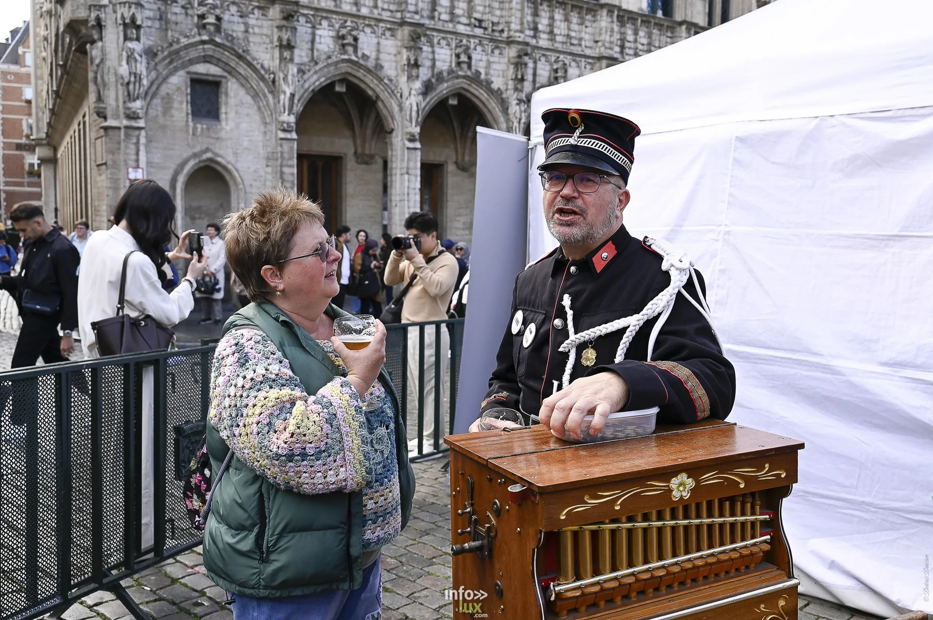 Folklorissimo 2026 sur la Grand-Place de Bruxelles : groupes folkloriques, géants, fanfares et danseurs en costume