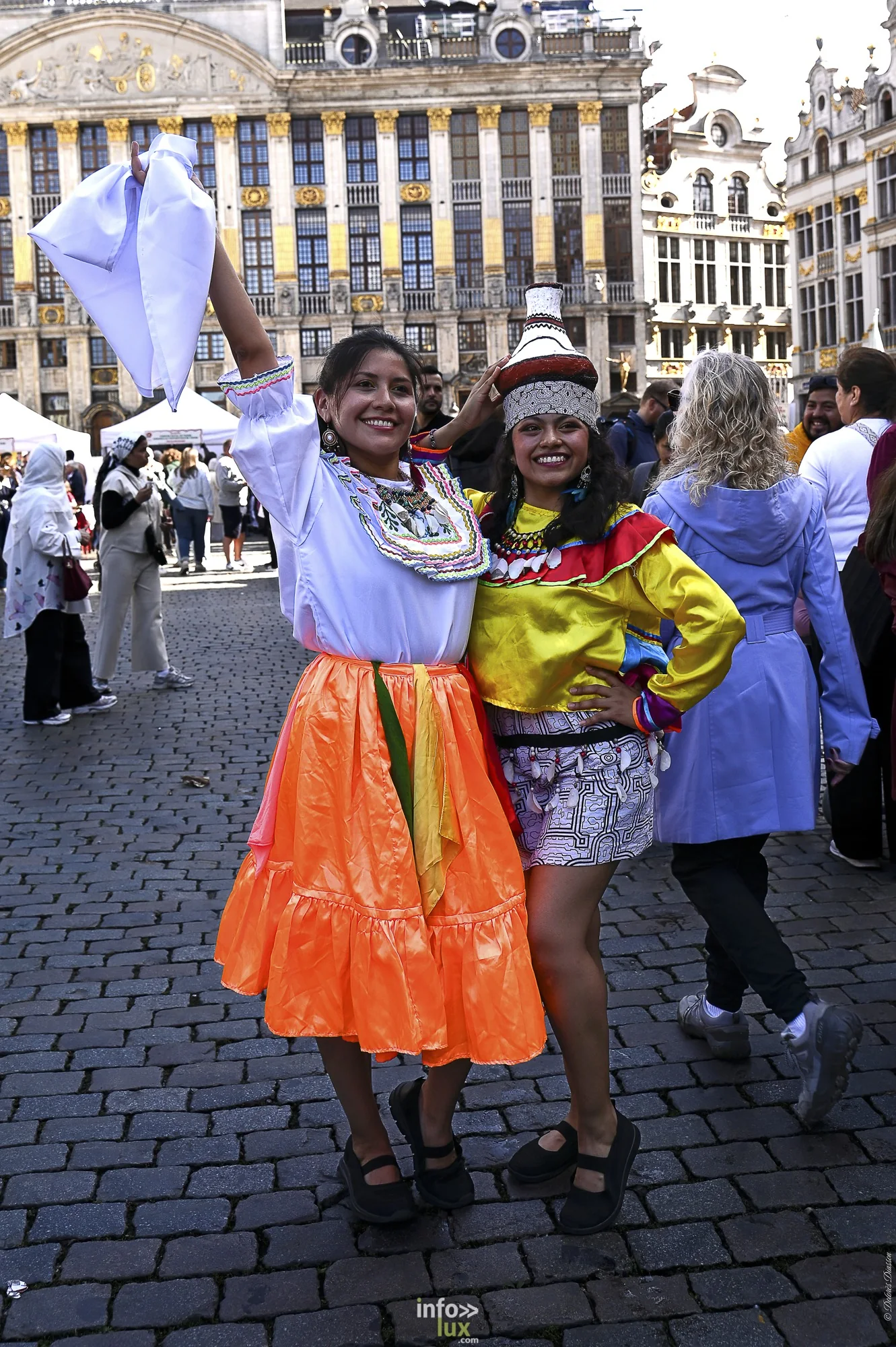 Folklorissimo 2026 sur la Grand-Place de Bruxelles : groupes folkloriques, géants, fanfares et danseurs en costume