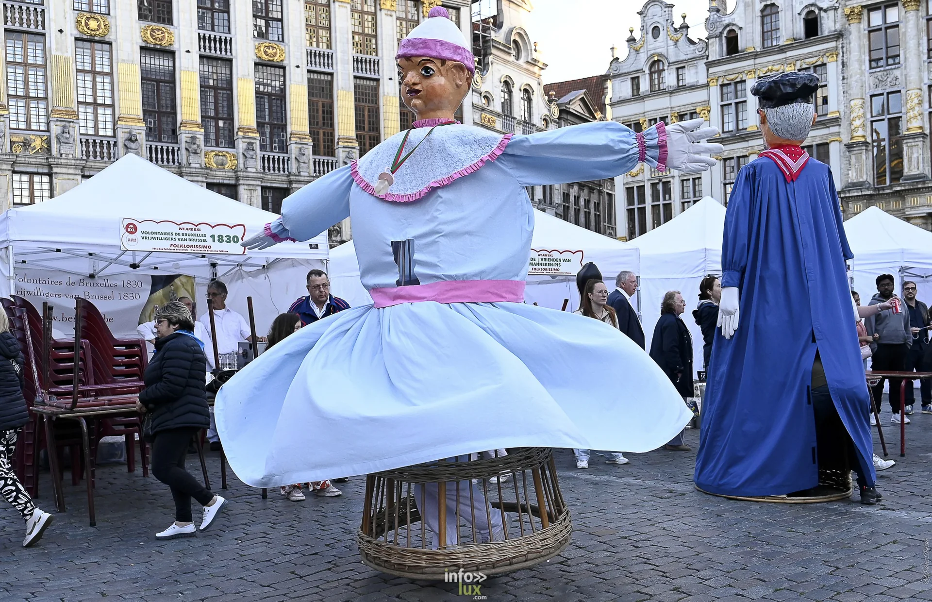 Folklorissimo 2026 sur la Grand-Place de Bruxelles : groupes folkloriques, géants, fanfares et danseurs en costume