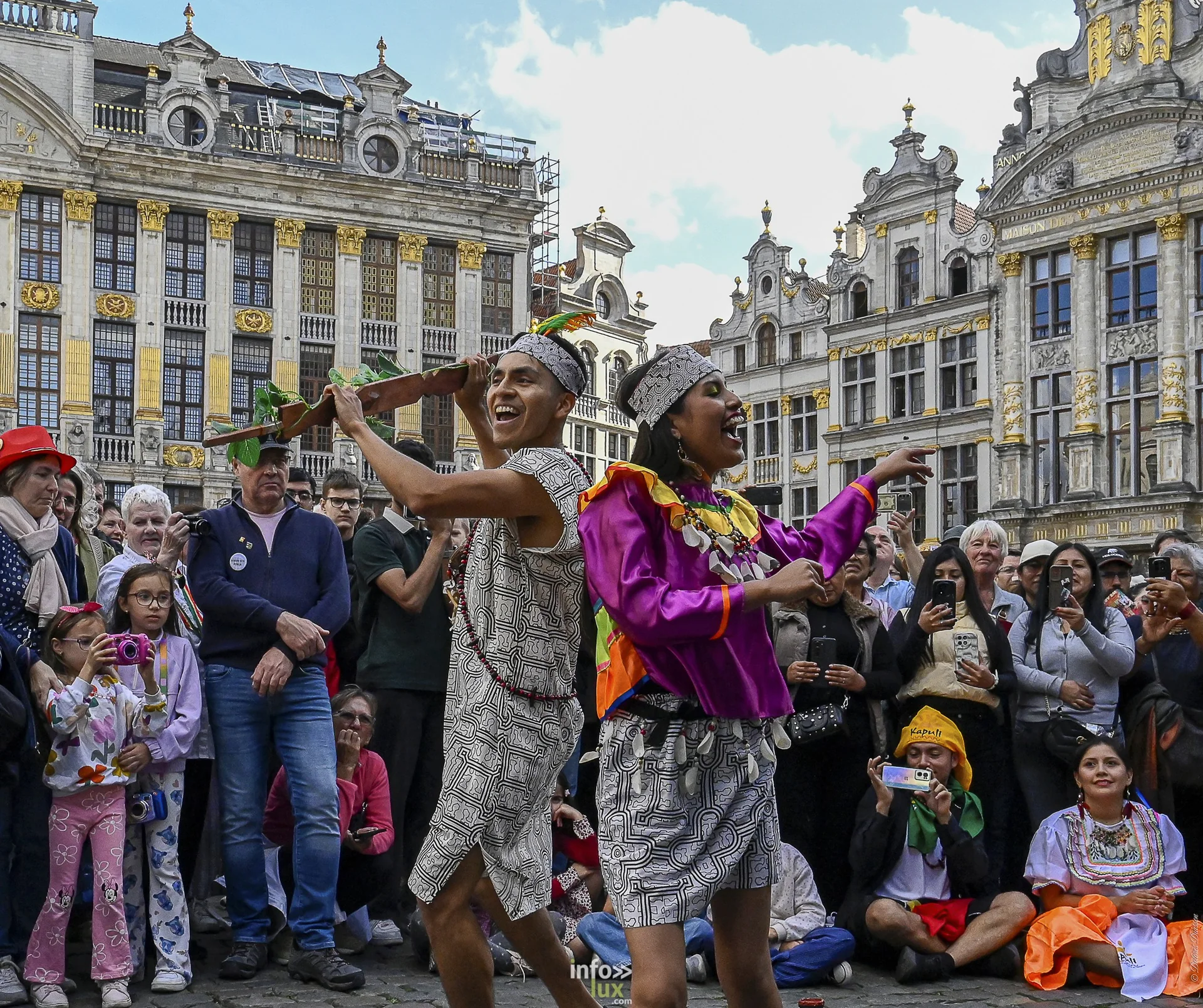 Folklorissimo 2026 sur la Grand-Place de Bruxelles : groupes folkloriques, géants, fanfares et danseurs en costume