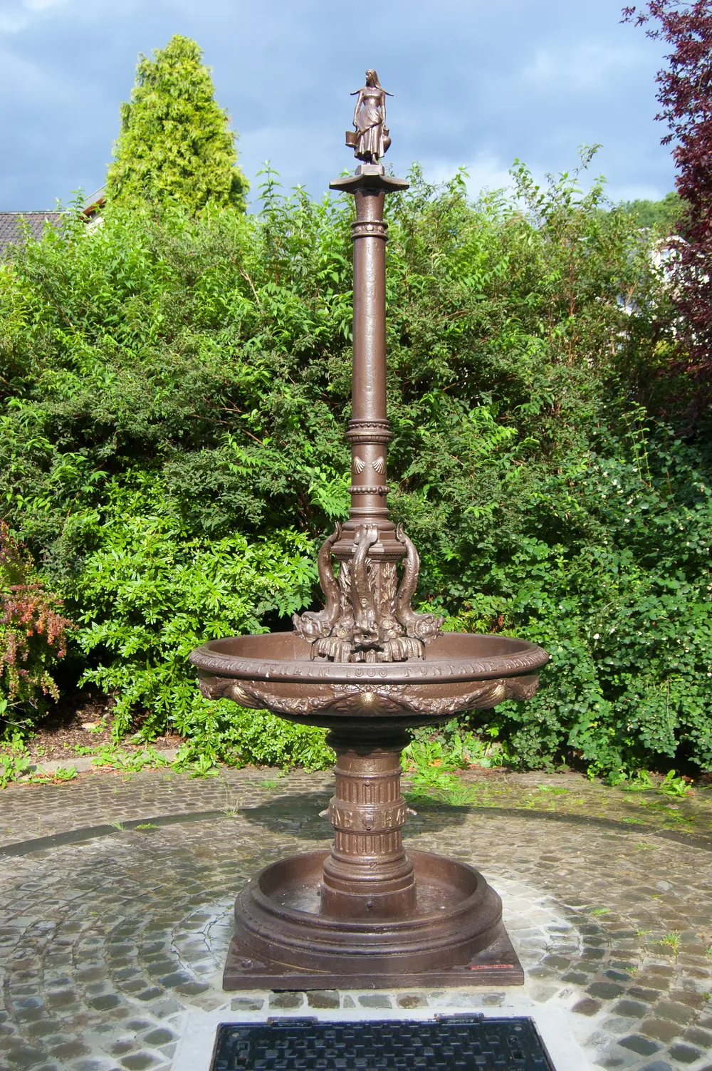 Fontaine Montefiore en fonte dans le parc de Péralta à Angleur, Liège