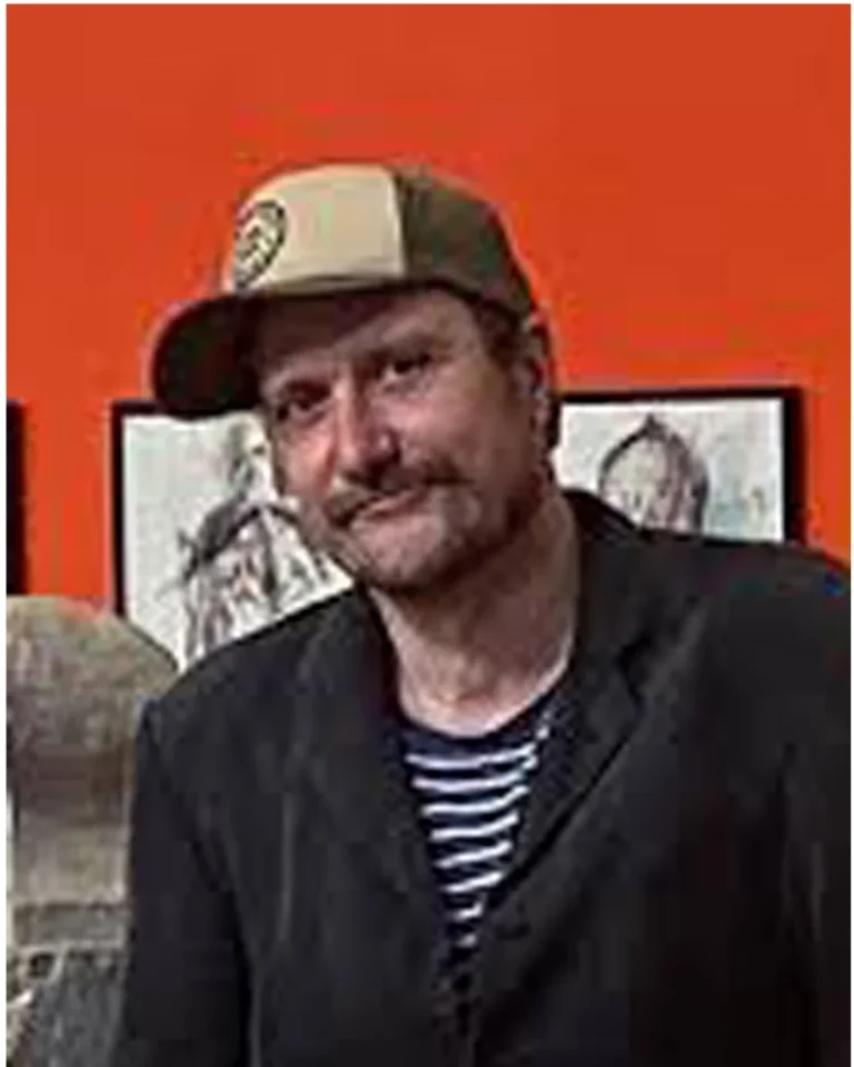 Portrait de Frank Hoppmann, caricaturiste allemand, en veste sombre
