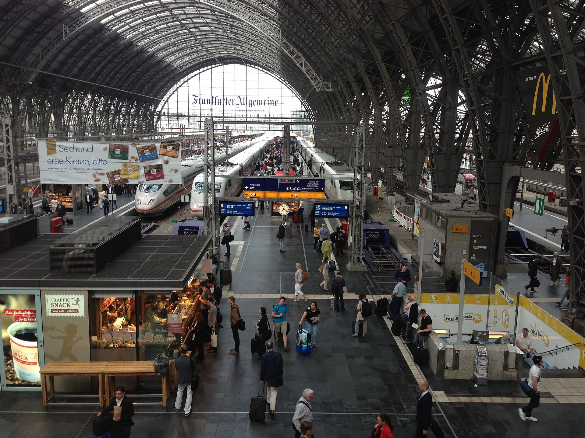 La halle de la gare centrale de Francfort avec trois ICE à quai et des voyageurs sur le quai central