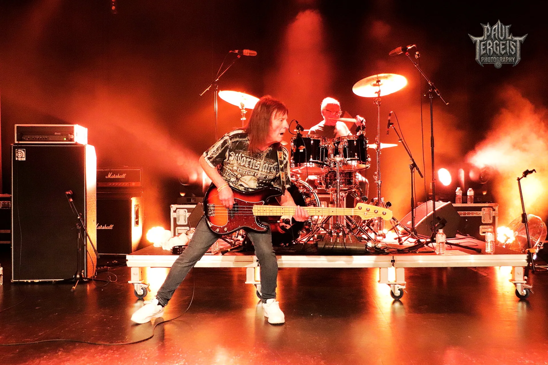 Le groupe Geordie sur scene sous des lumieres rouges au Golden Age Rock Festival 2023 a Chenee
