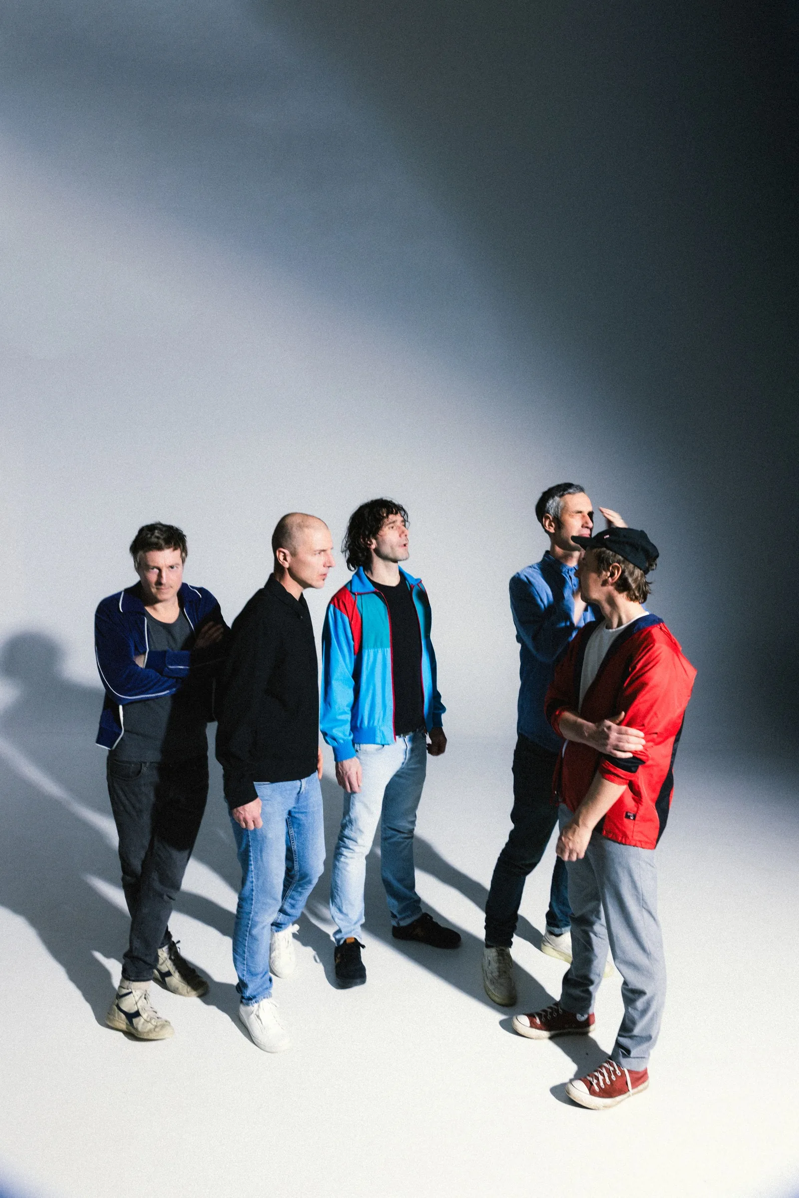 Girls in Hawaii, le groupe en vestes colorées dans un studio blanc