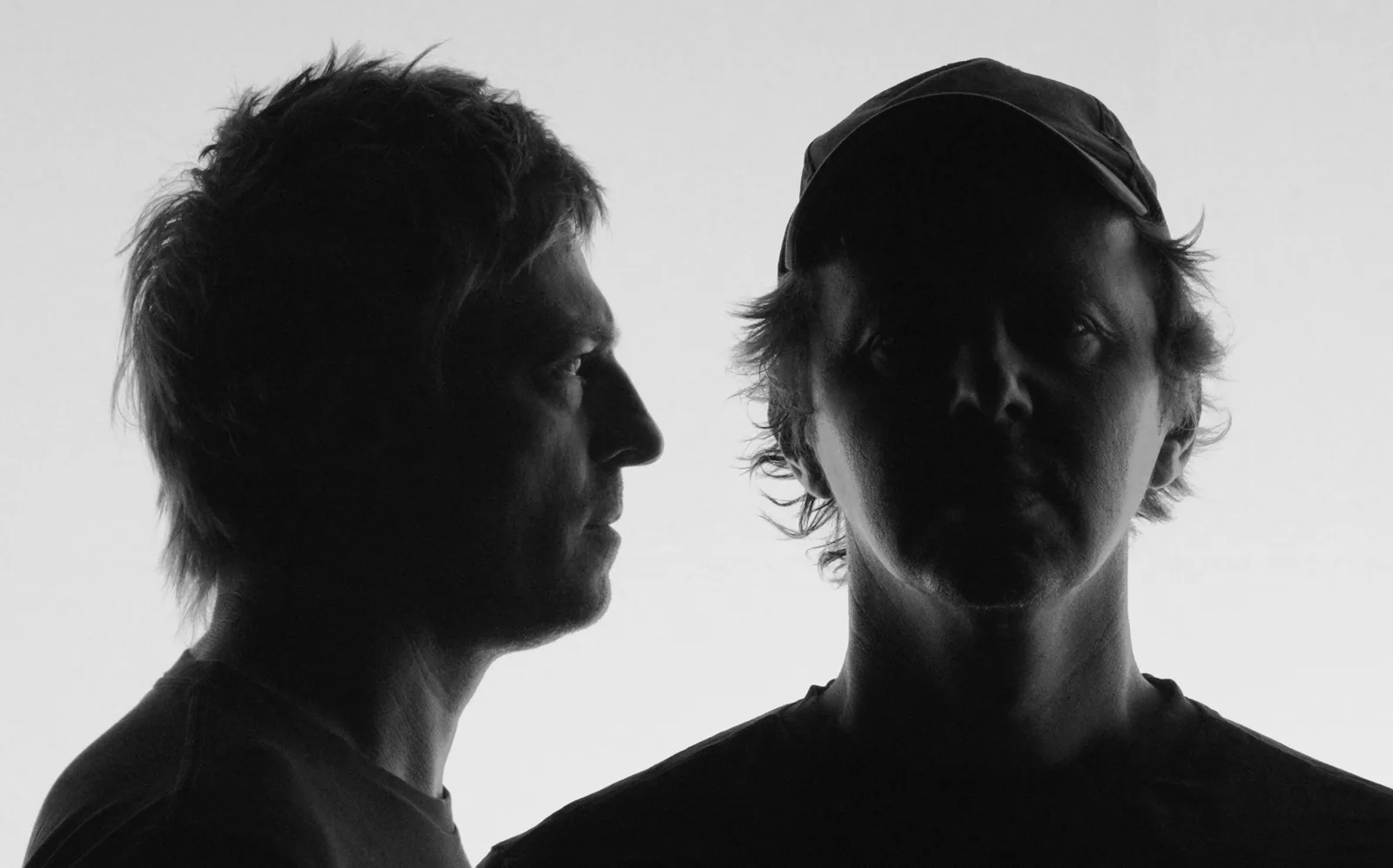 Deux silhouettes de profil en noir et blanc, photo de presse de Girls in Hawaii