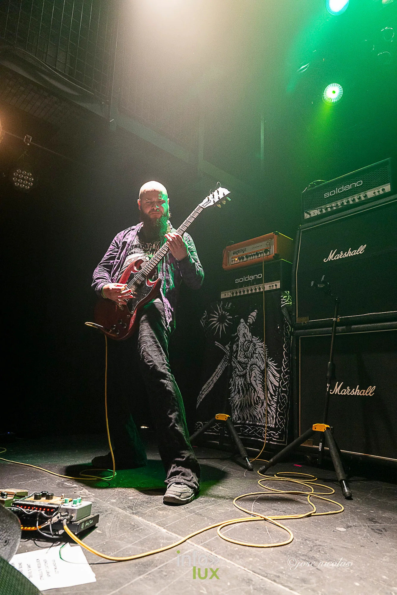 Un guitariste de Goliathus devant les amplis Marshall sur la scène de L'Entrepôt