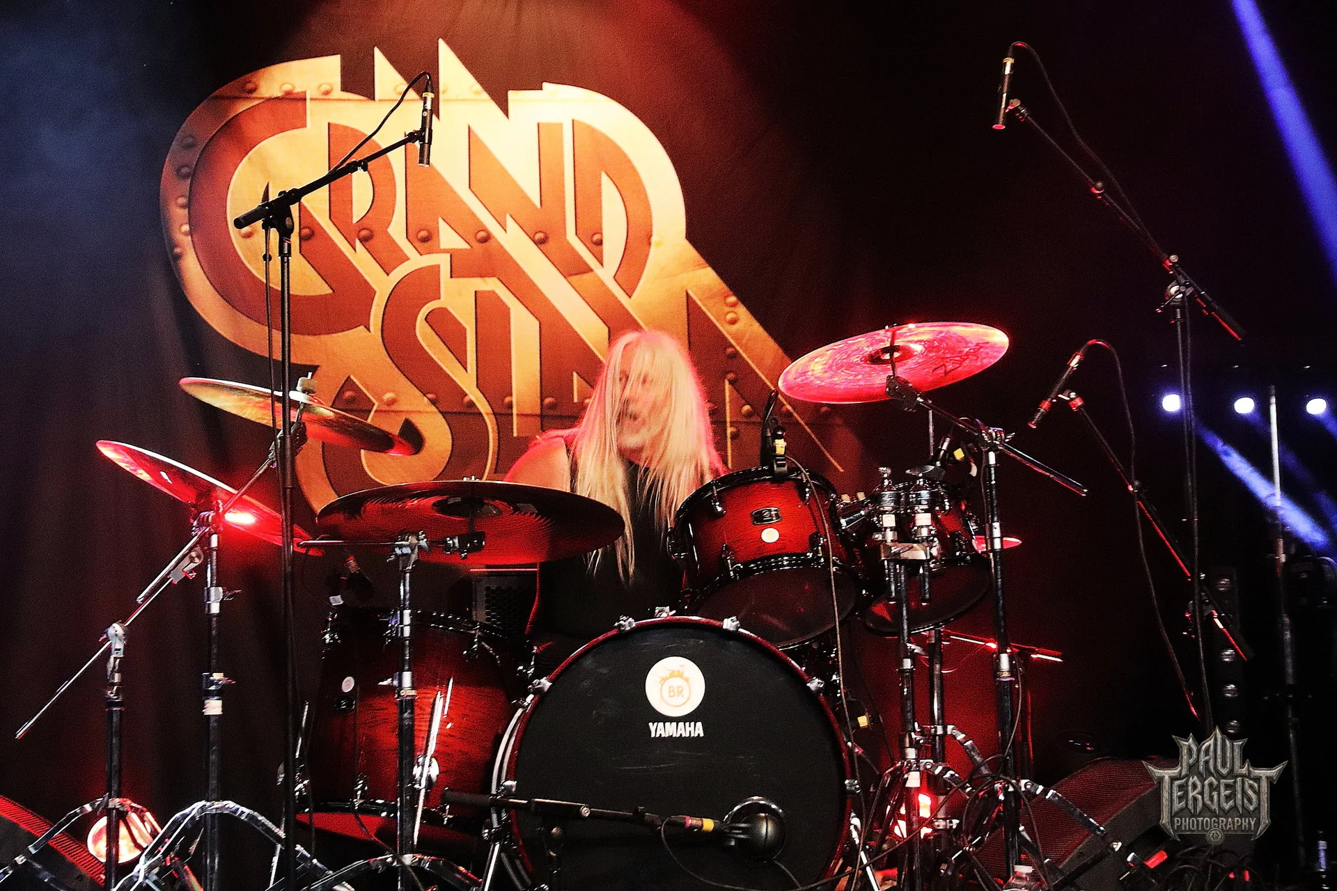 Batteur de Grand Slam derriere le logo du groupe au Golden Age Rock Festival 2025 a Chenee