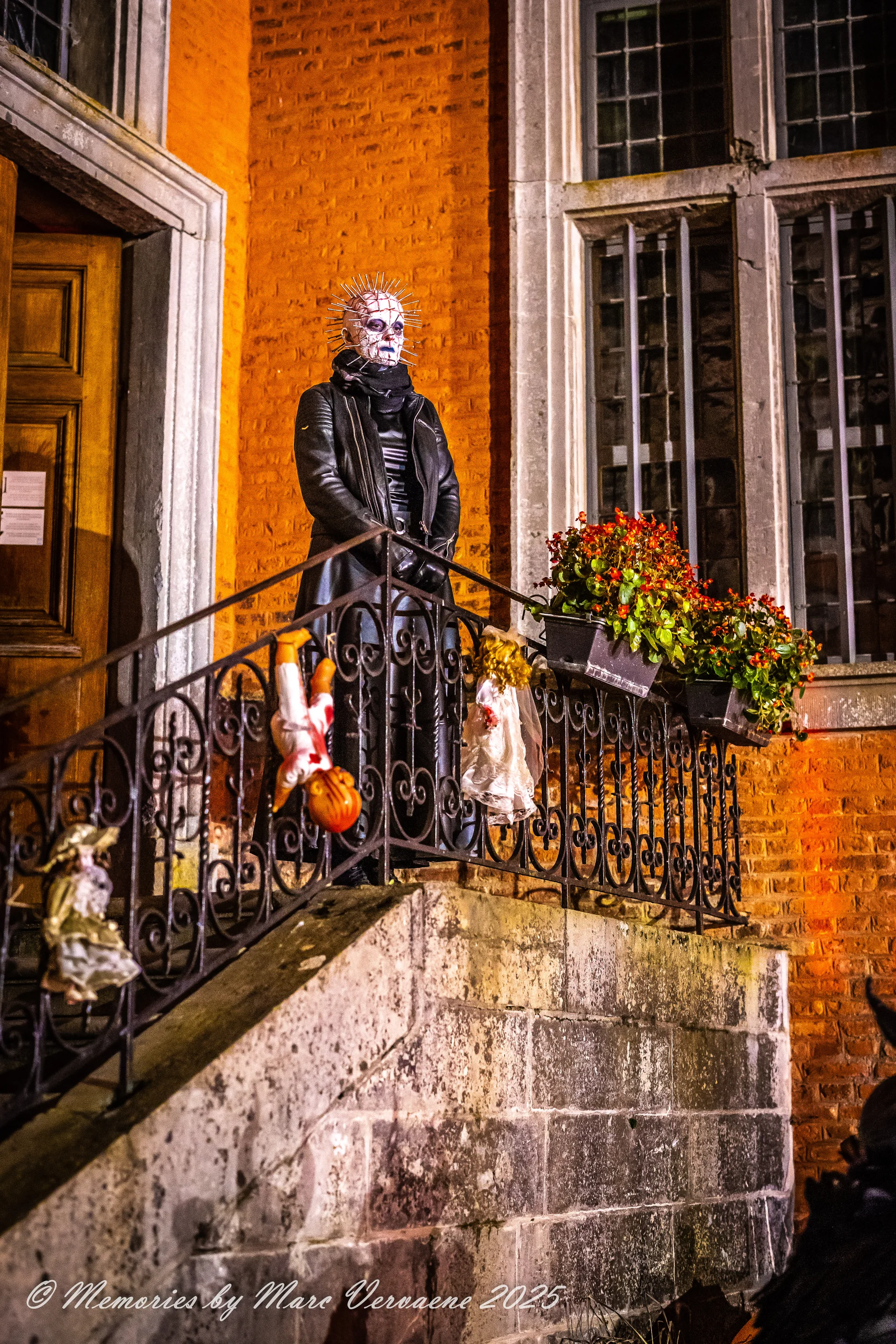 Un figurant costumé dans l'escalier du château de Lavaux-Sainte-Anne pendant Halloween