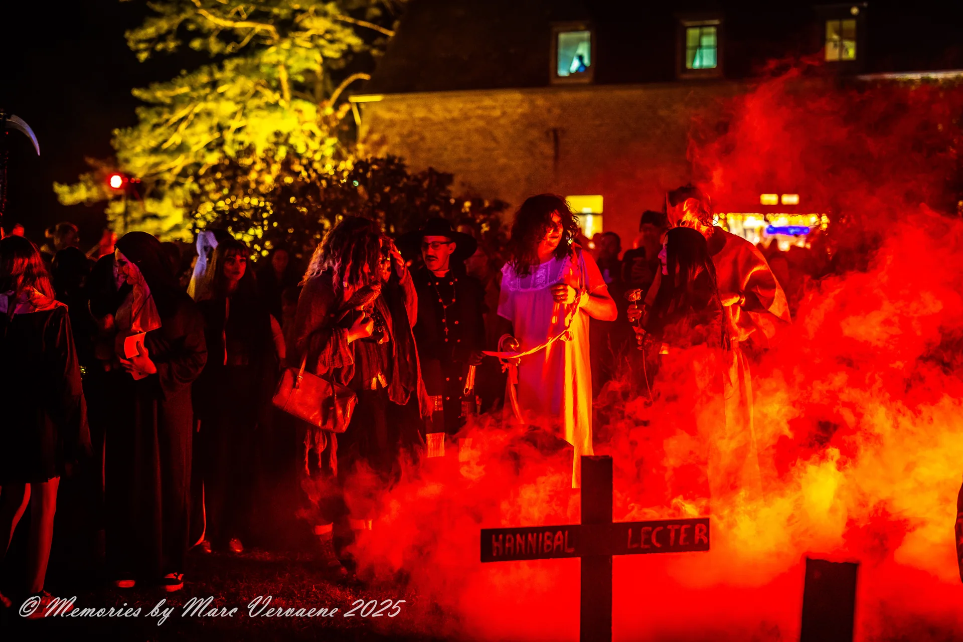 Le public dans la fumée rouge pendant le Fantastique Halloween du château de Lavaux-Sainte-Anne