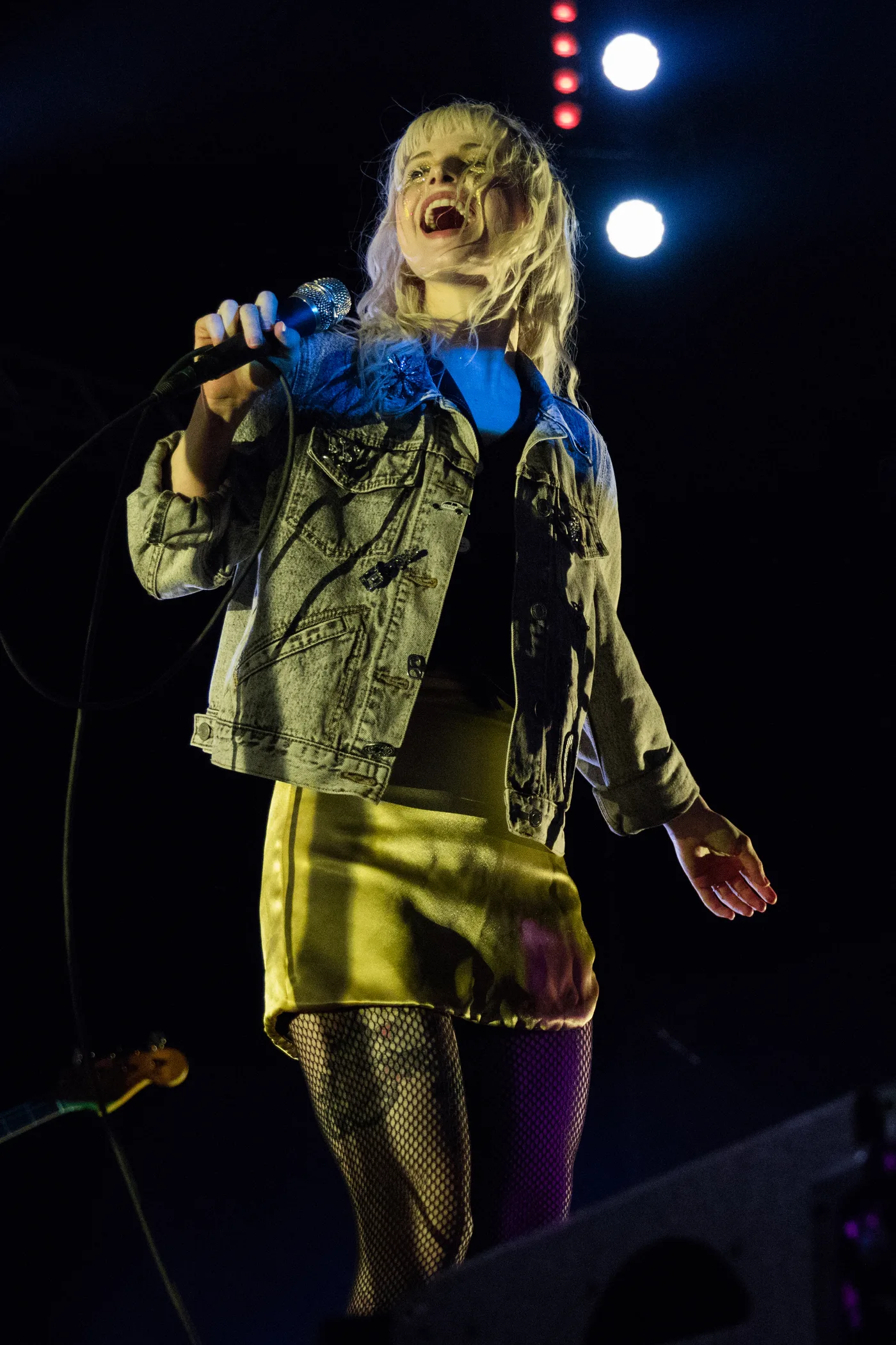 Hayley Williams en tournée Hayley Williams sur scène en 2017, micro à la main, sous les projecteurs