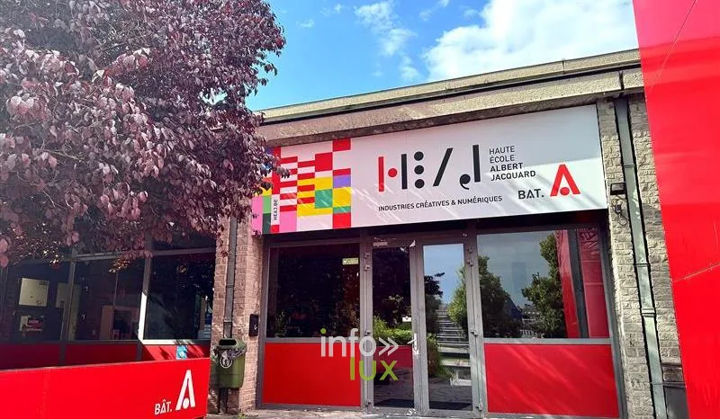 Façade rouge du bâtiment A de la Haute École Albert Jacquard, département Industries créatives et numériques, à Namur