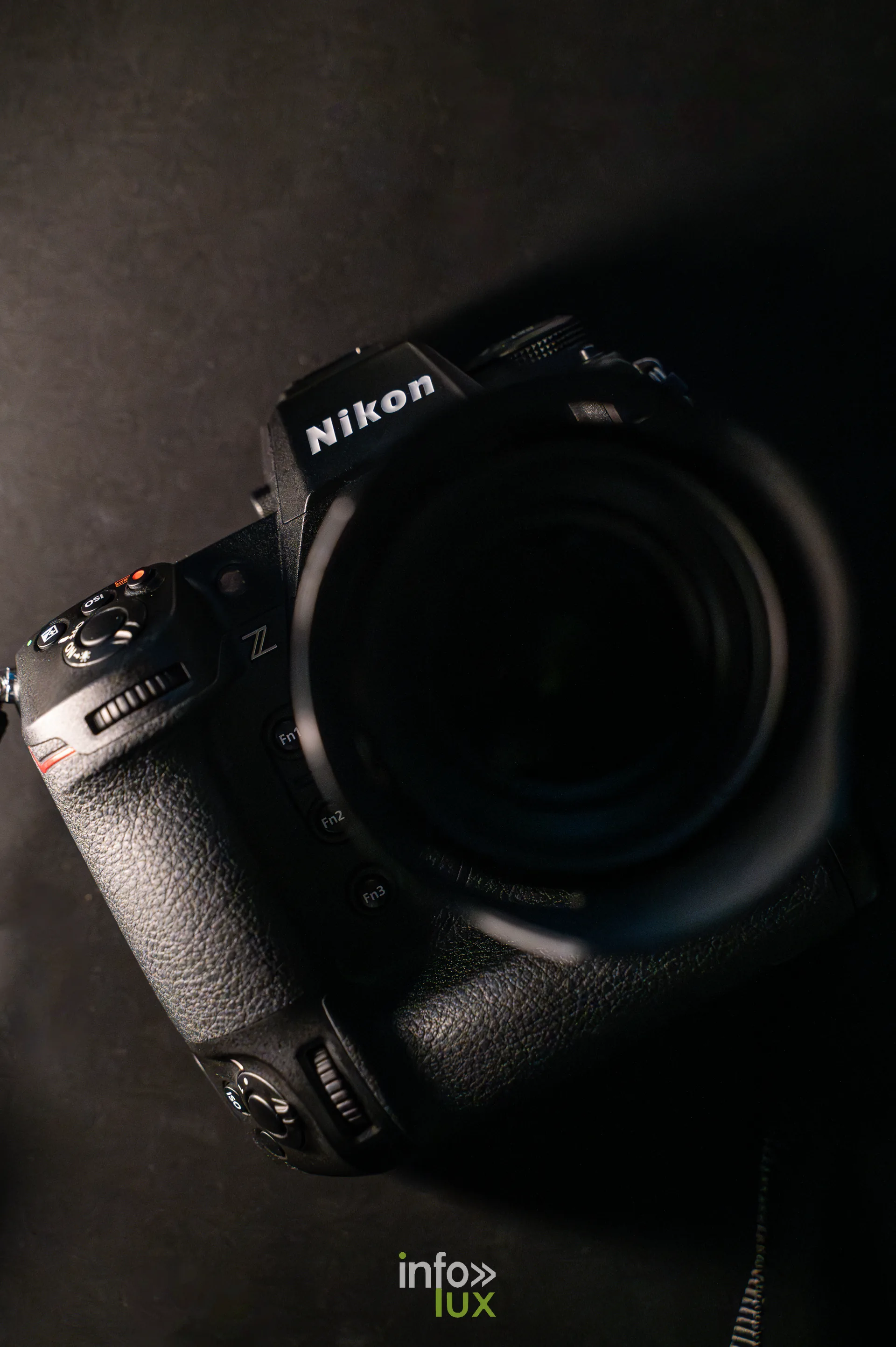 Boîtier photo Nikon posé sur fond sombre, matériel professionnel disponible à la HEAJ