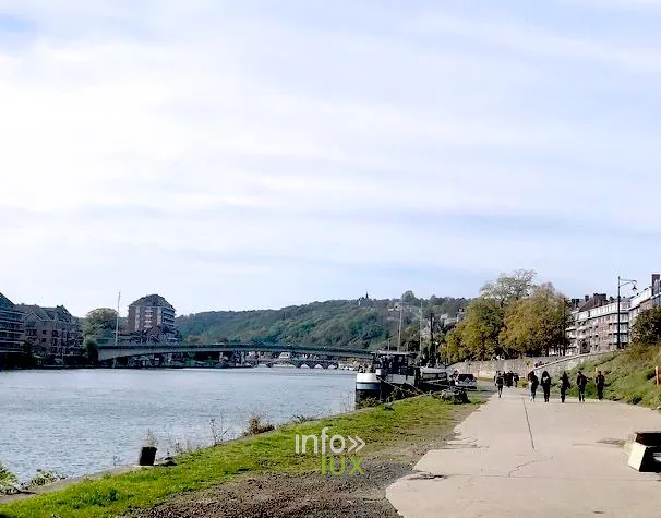 Les bords de Meuse à Namur par temps clair, ville où se donnent les cours du soir de la HEAJ
