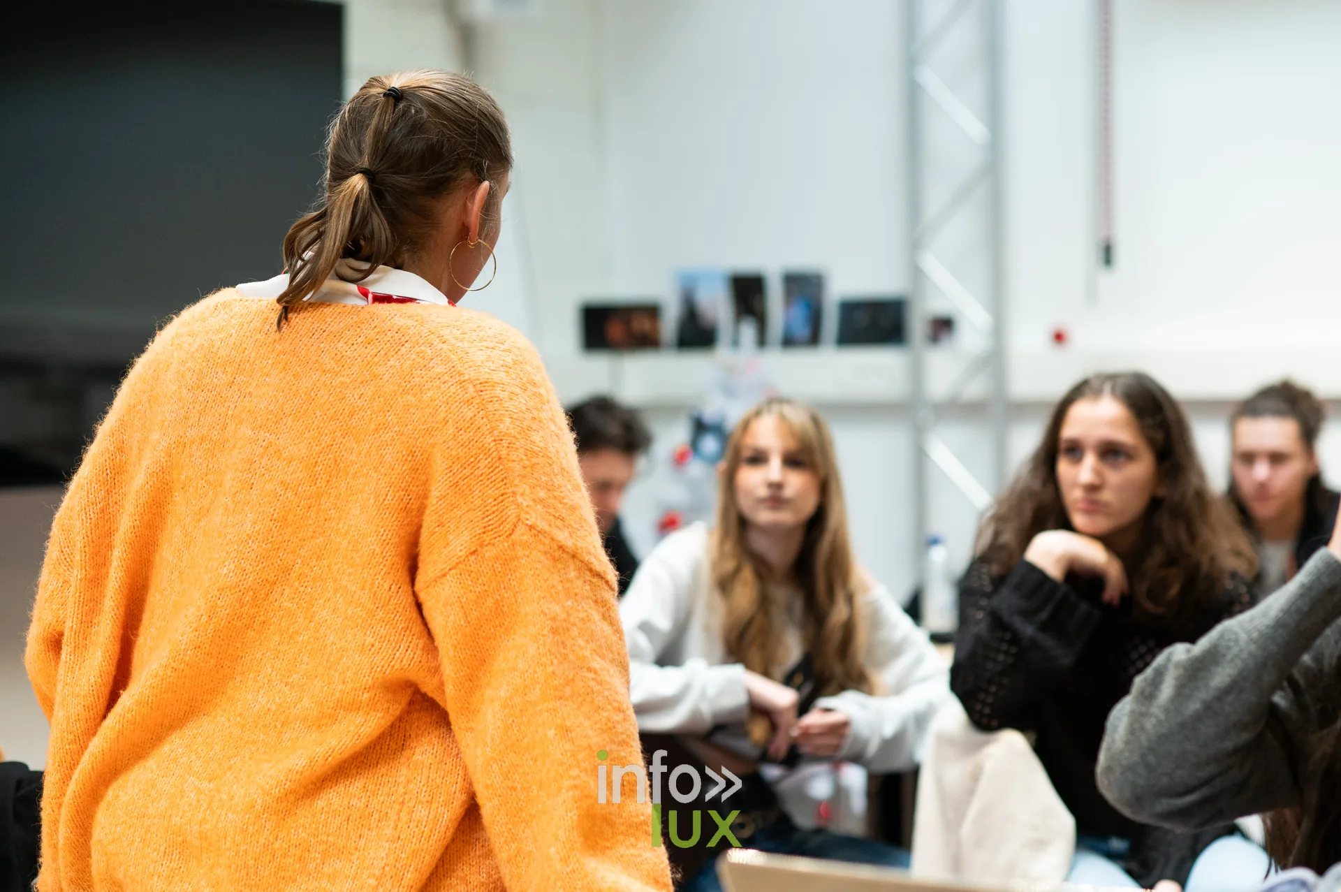 Groupe d’étudiants en classe devant des écrans lors d’un cours à la HEAJ à Namur