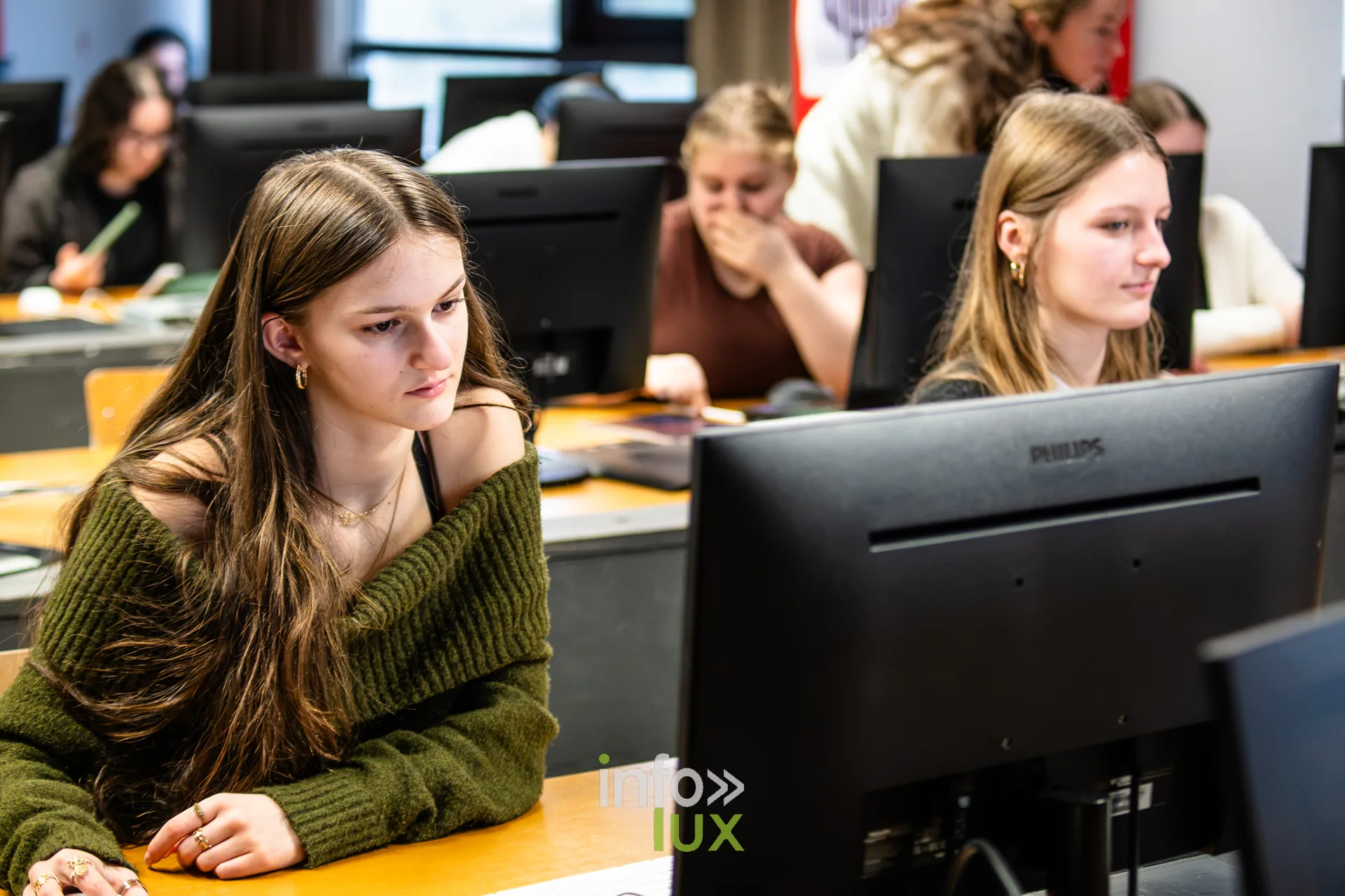 Étudiante concentrée devant son écran dans une salle informatique de la HEAJ à Namur