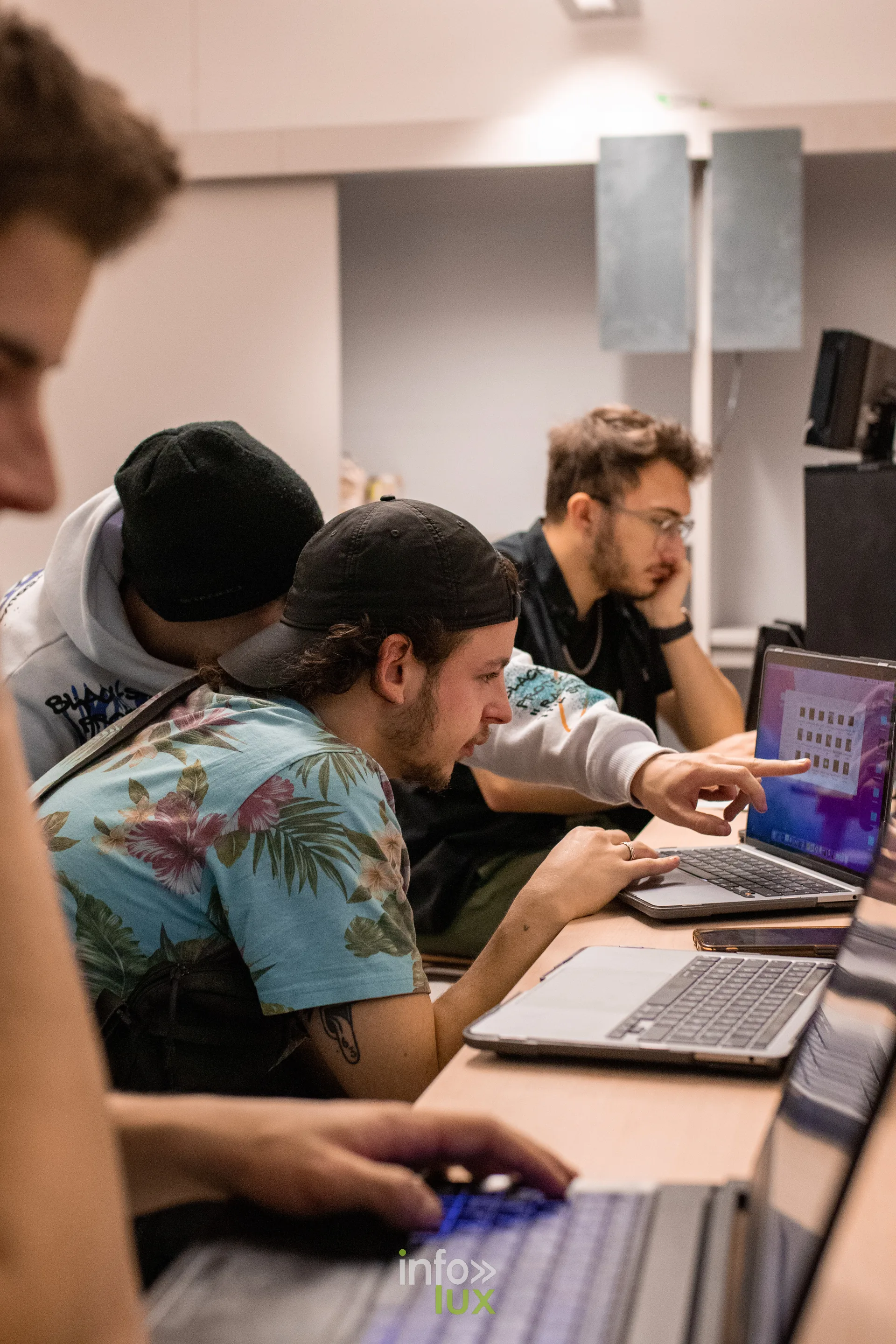 Étudiants travaillant côte à côte sur leurs ordinateurs portables lors d’un atelier à Namur
