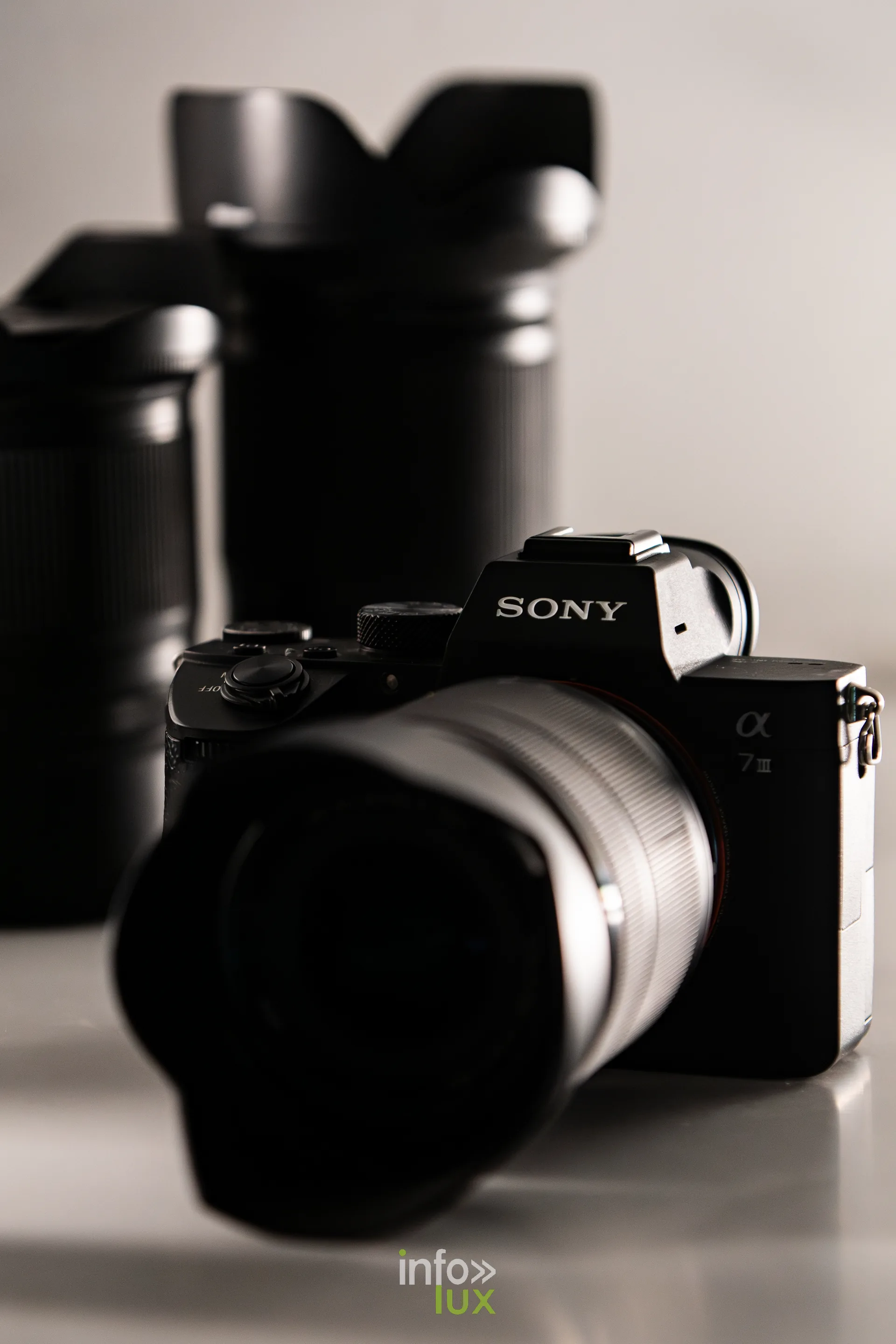 Boîtier photo Sony équipé de son objectif, matériel accessible aux étudiants de la HEAJ