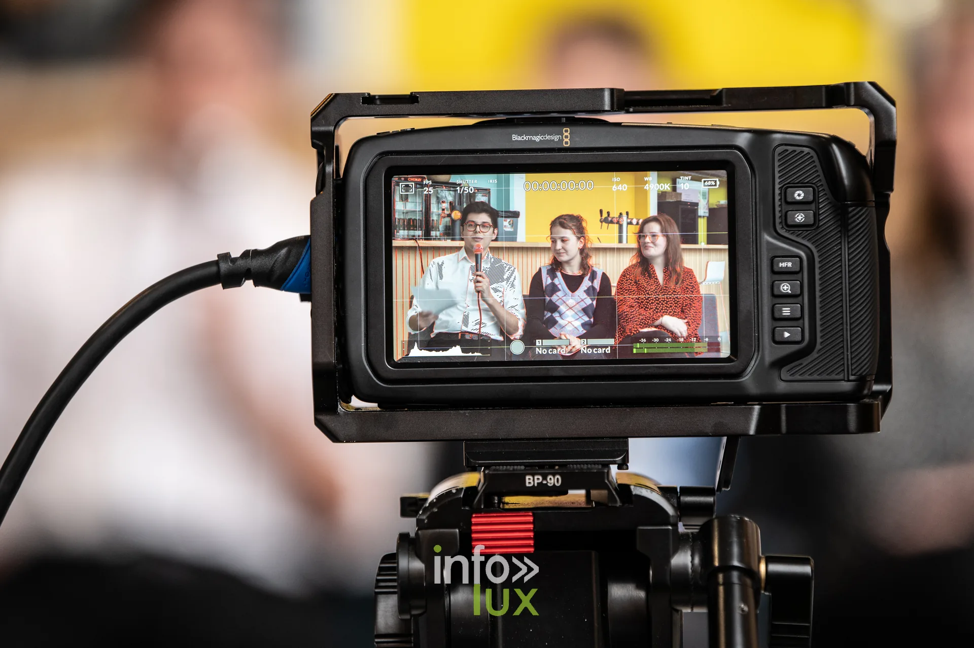 Caméra de tournage Blackmagic sur trépied affichant une scène filmée en studio à la HEAJ