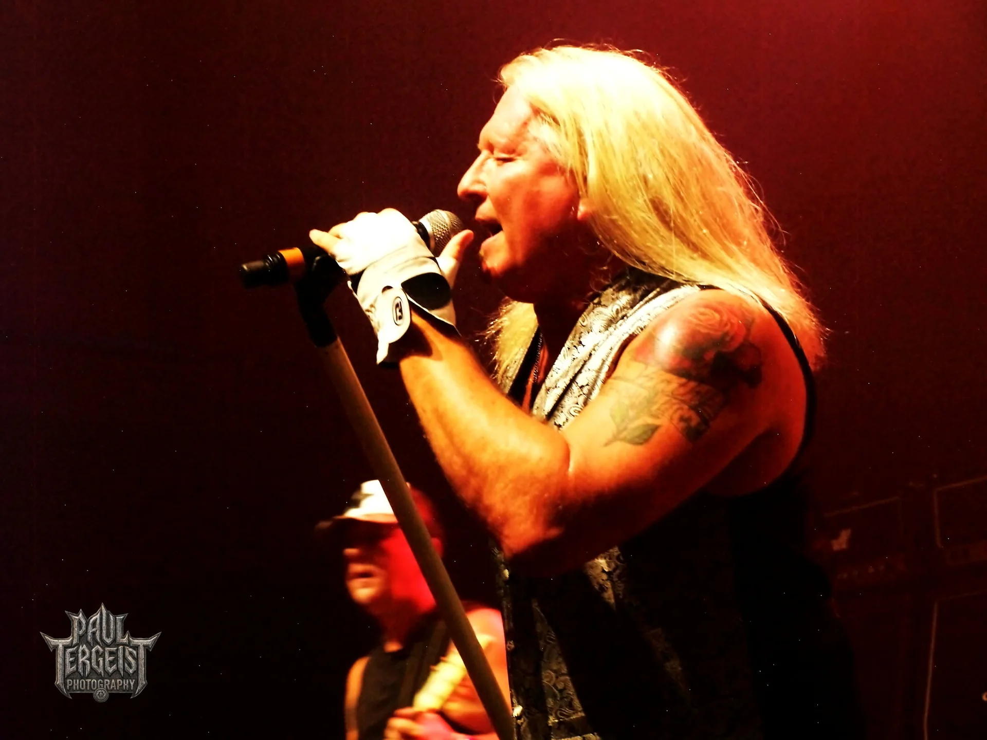 Chanteur de Heavy Pettin au micro au Golden Age Rock Festival 2019 a Liege