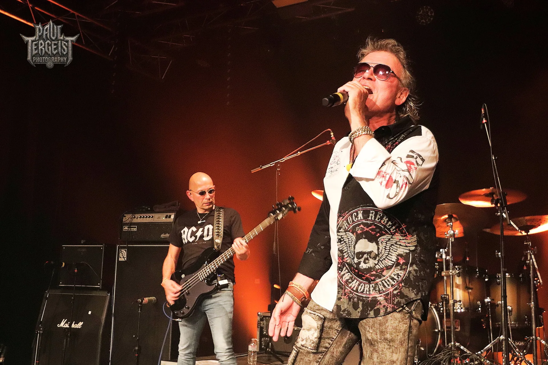 Chanteur et bassiste de Highway Chile Helloise sur la scene du Golden Age Rock Festival a Chenee