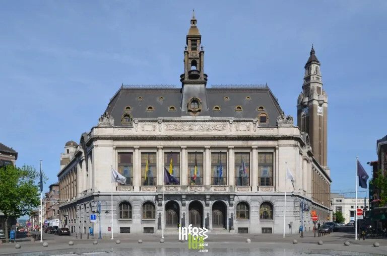 L’hôtel de ville Art déco de Charleroi et son beffroi, vus de la place Charles II (Hainaut)