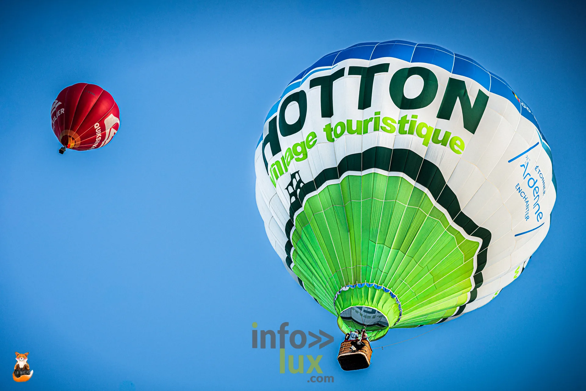 Montgolfière aux couleurs de Hotton village touristique, en vol