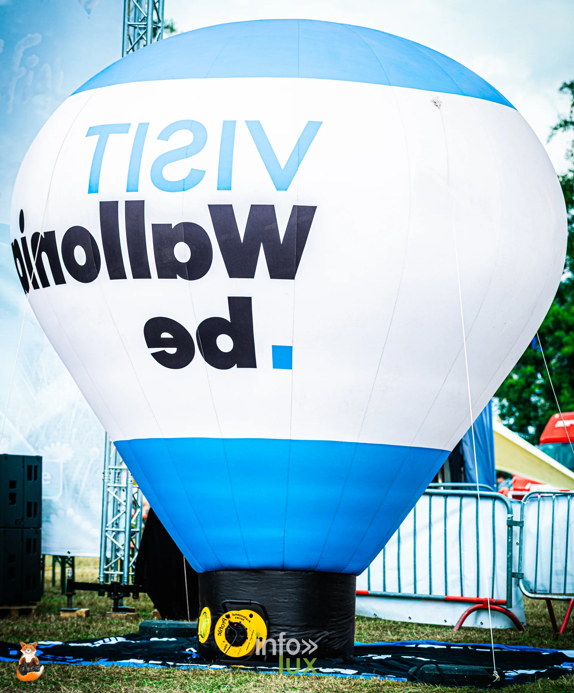 Montgolfière gonflable Visit Wallonia au sol, aux Hottolfiades 2026 à Hotton