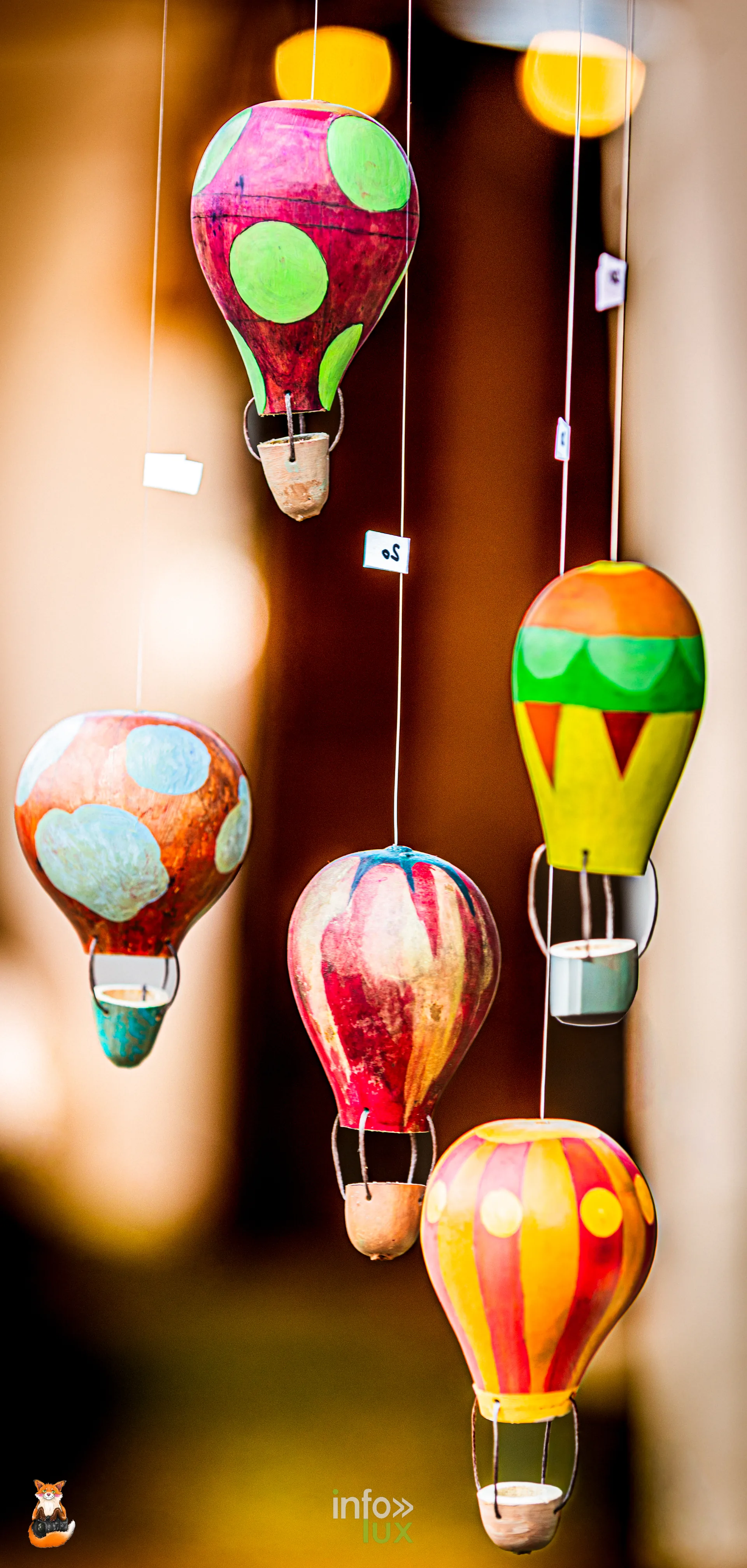 Mobile de petites montgolfières décoratives colorées, aux Hottolfiades