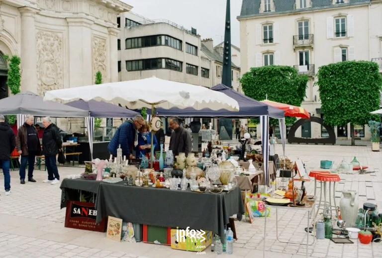 Découvrez des stands de marché vibrants sur la place de la ville de Nancy, Grand Est, France.