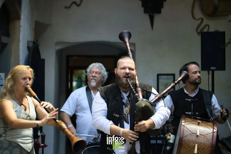 Groupe folklorique autrichien jouant des instruments traditionnels en plein air à Kapfenberg, Steiermark, Autriche.