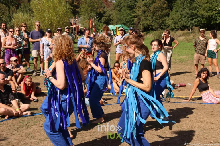 Groupe de danseurs en costume bleu evoluant devant le public a Grupont